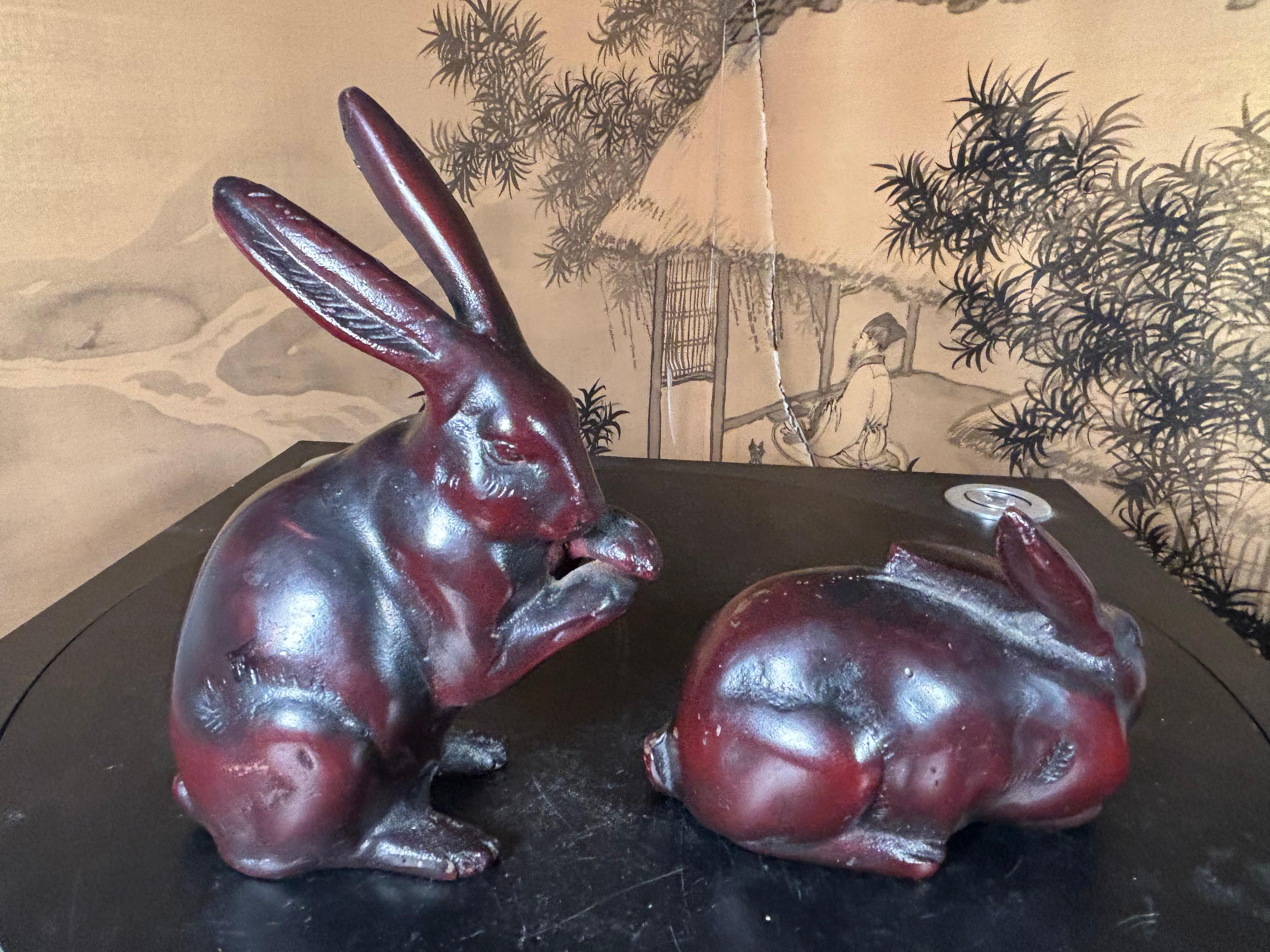 Coppia speciale giapponese antica di conigli da giardino in bronzo, zecca e firmata in vendita 1