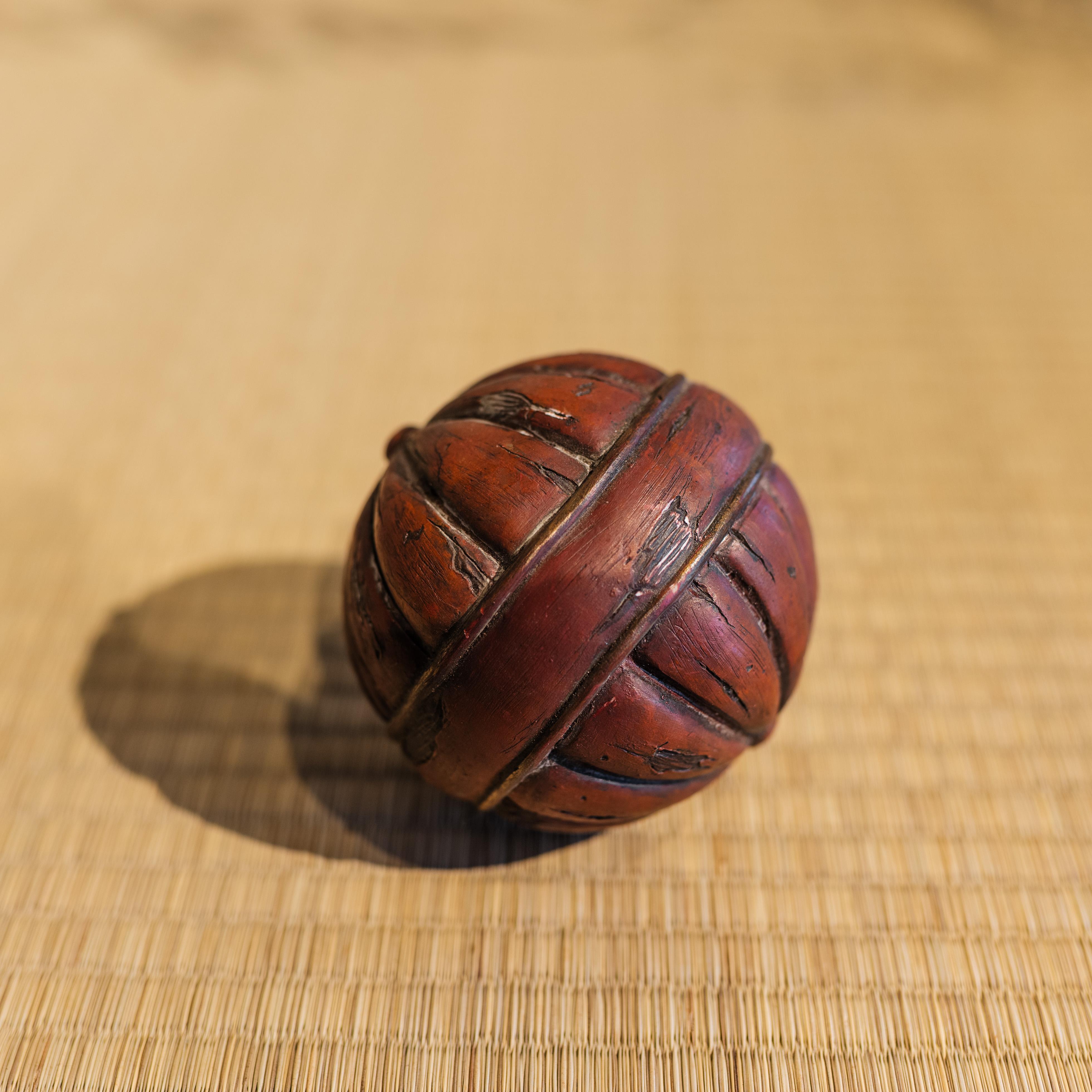 Japanisches Kugelspielzeug, Japan, Wabi Sabi, 20. Jahrhundert / Japanisches Objekt im Angebot 2