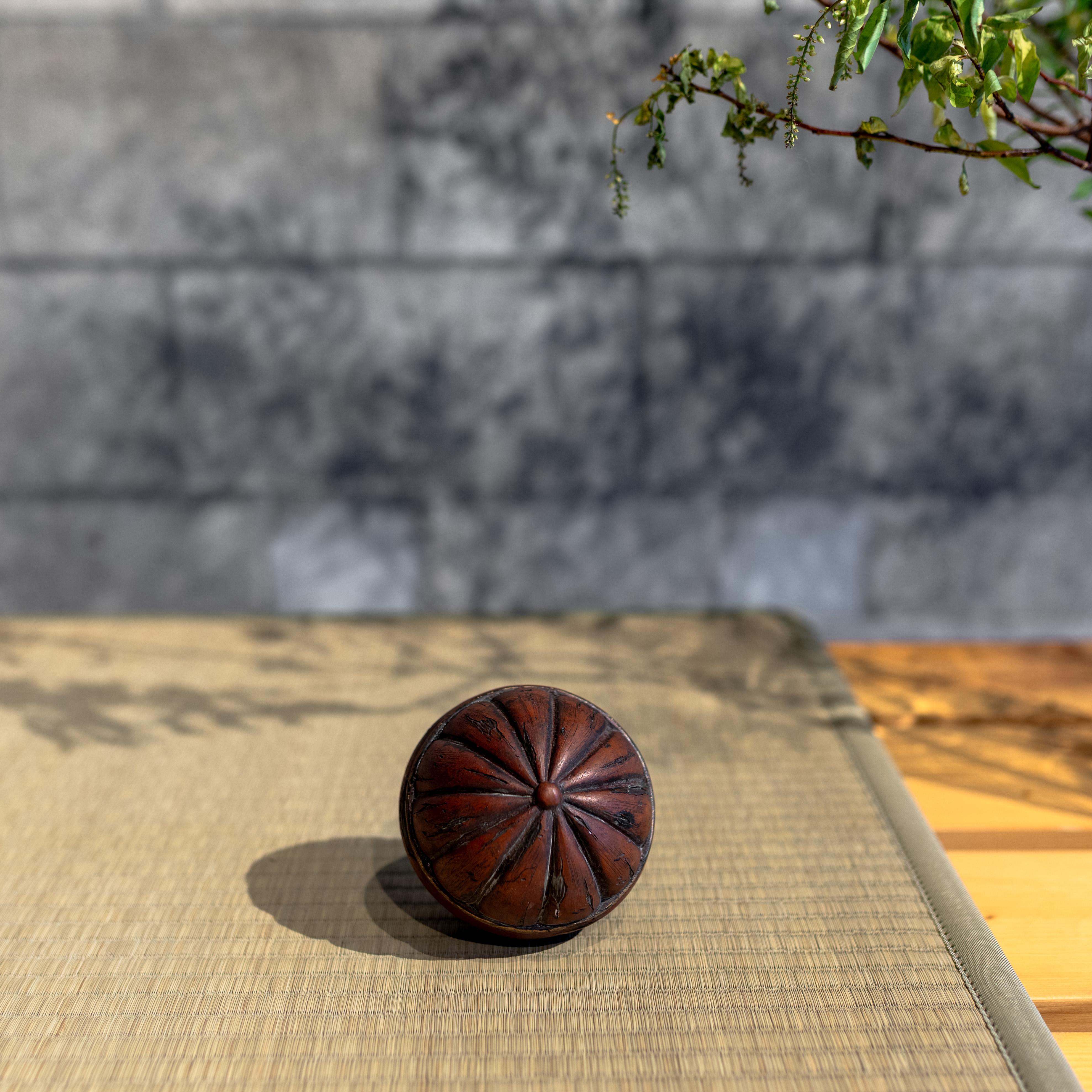 Japanisches Kugelspielzeug, Japan, Wabi Sabi, 20. Jahrhundert / Japanisches Objekt im Angebot 3