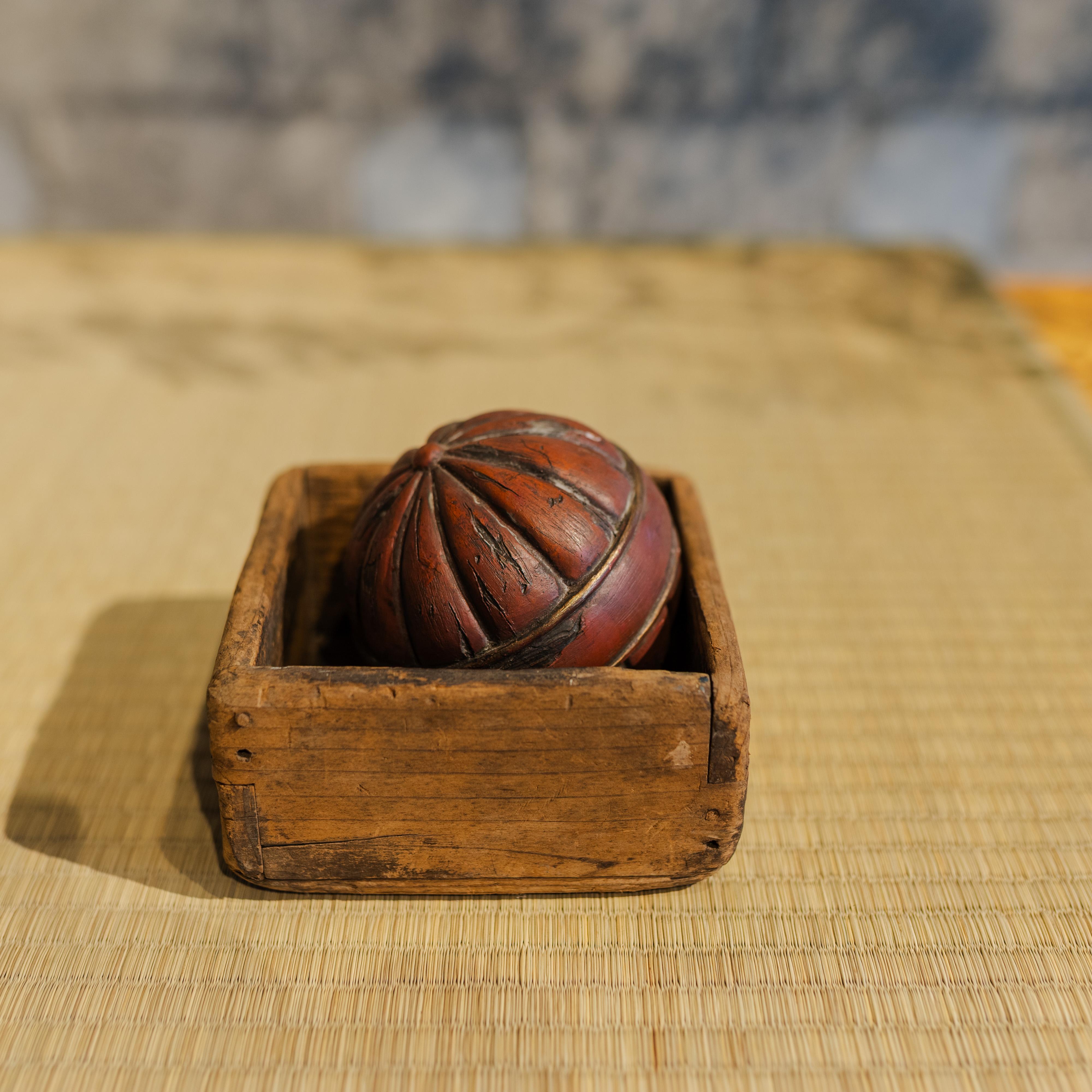 Japanisches Kugelspielzeug, Japan, Wabi Sabi, 20. Jahrhundert / Japanisches Objekt im Angebot 4