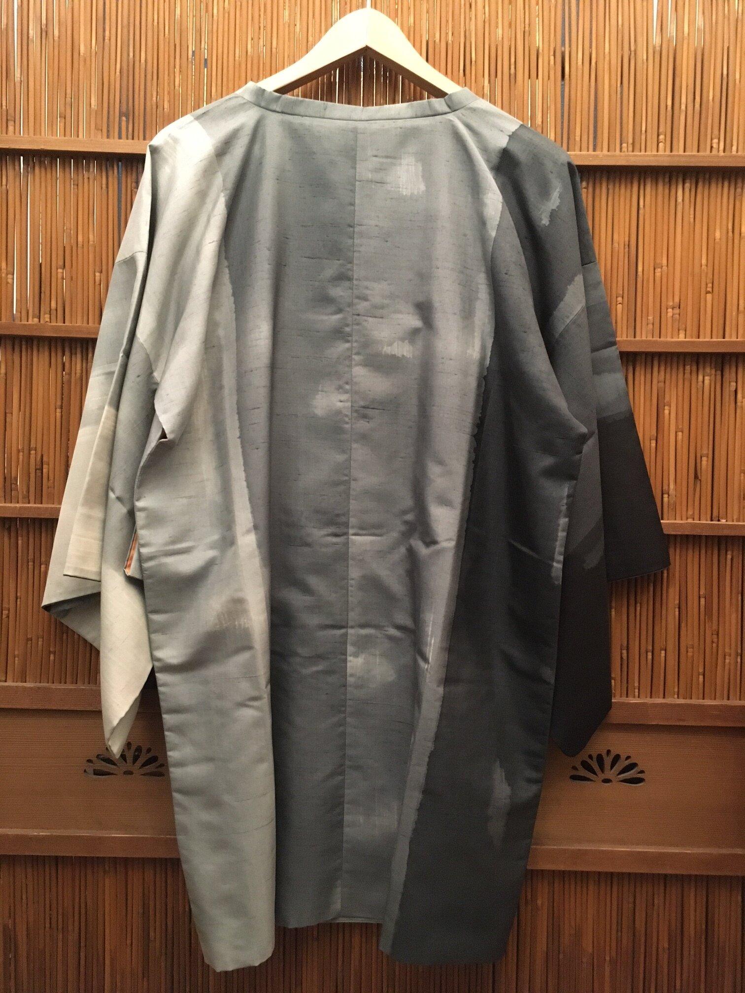 This is a thin coat which we ware on the Kimono. It is for the spring. 
This kind of coat is called Michiyuki in Japanese.
This coat was made in Japan around 1980s in Showa era.

Dimensions:
Total wide : 85 cm
Hight: 67 cm
Sleeve wide : 33 cm
Sleeve