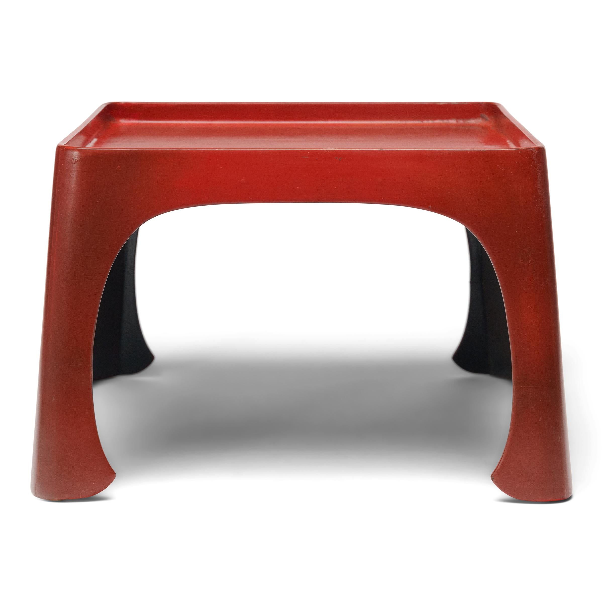 Ce plateau de service laqué date du début du 20e siècle et illustre le style raffiné des objets de la cérémonie du thé japonaise. Le plateau est surélevé par quatre pieds d'angle qui s'inclinent légèrement vers l'extérieur et se fondent