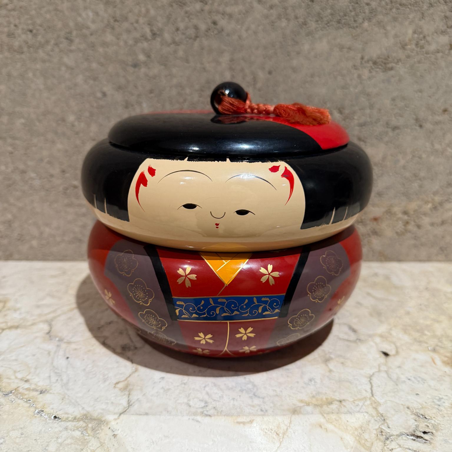 AMBIANIC présente
Boîte de rangement en laque japonaise
7 diamètre 6 h total 3 boîte inférieure
Boîte à bento pour poupées Kokeshi empilables
Estampillé Japon
Condition vintage originale
Se référer aux images