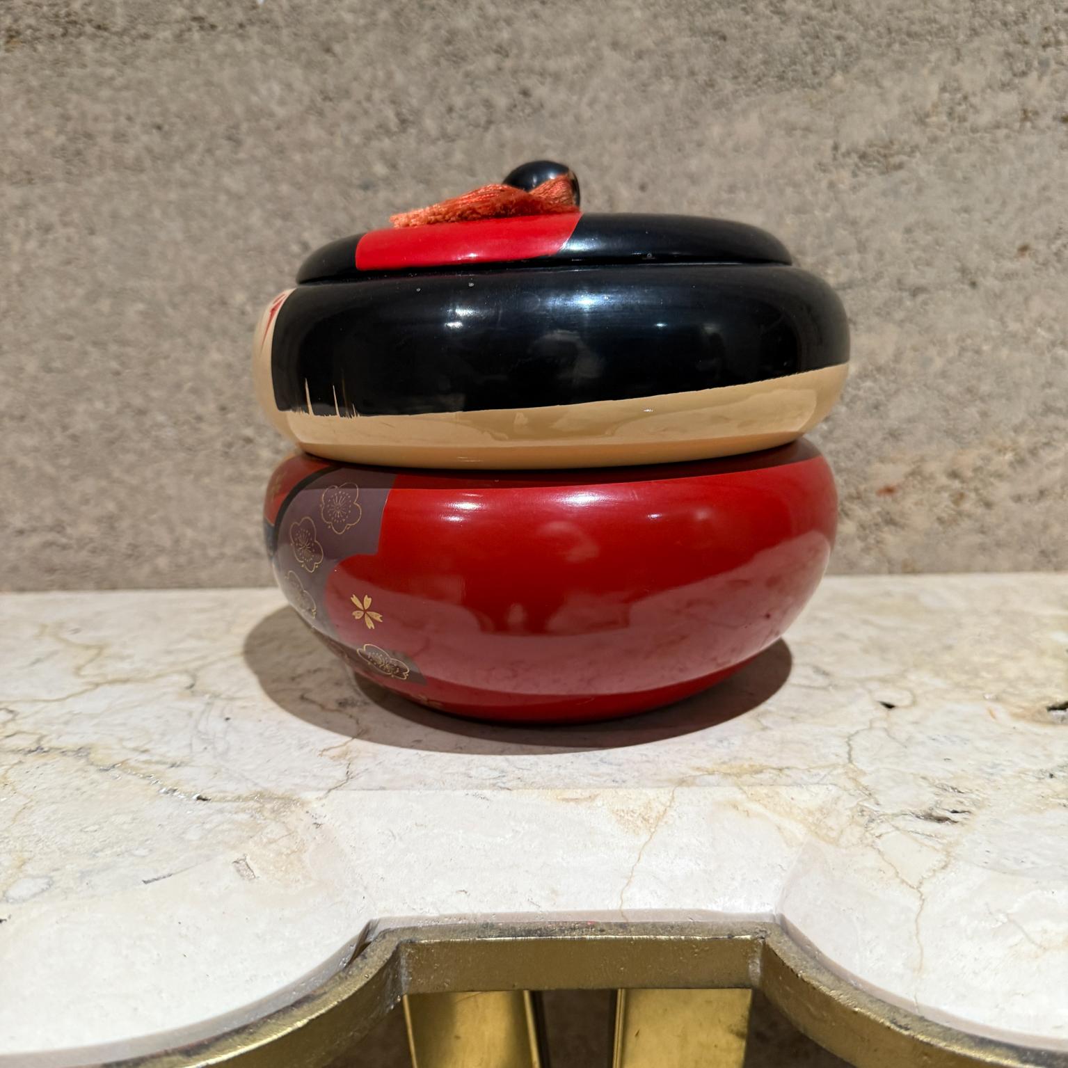 20ième siècle Boîte à bijoux empilable Kokeshi Doll Bento japonaise en vente