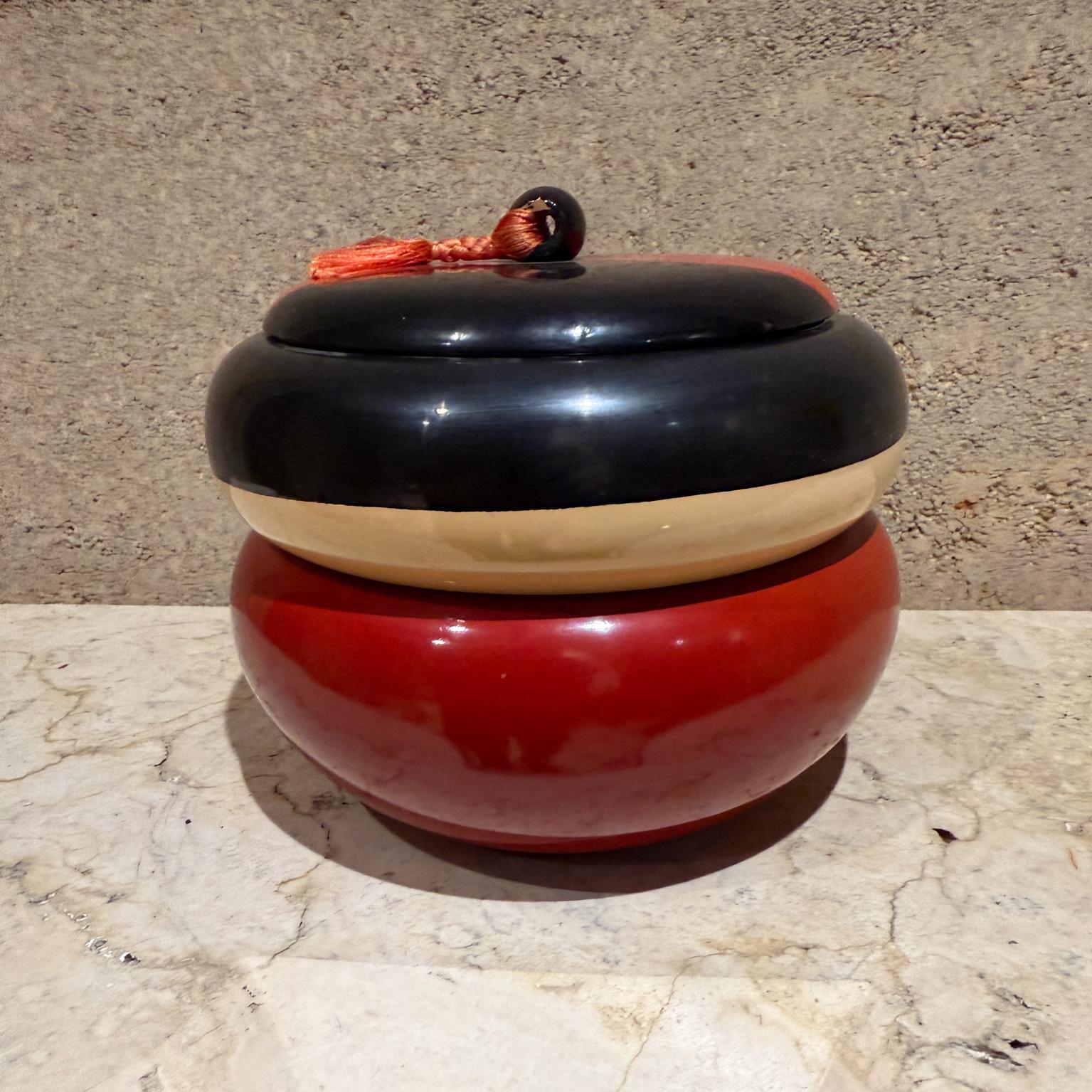 Laque Boîte à bijoux empilable Kokeshi Doll Bento japonaise en vente