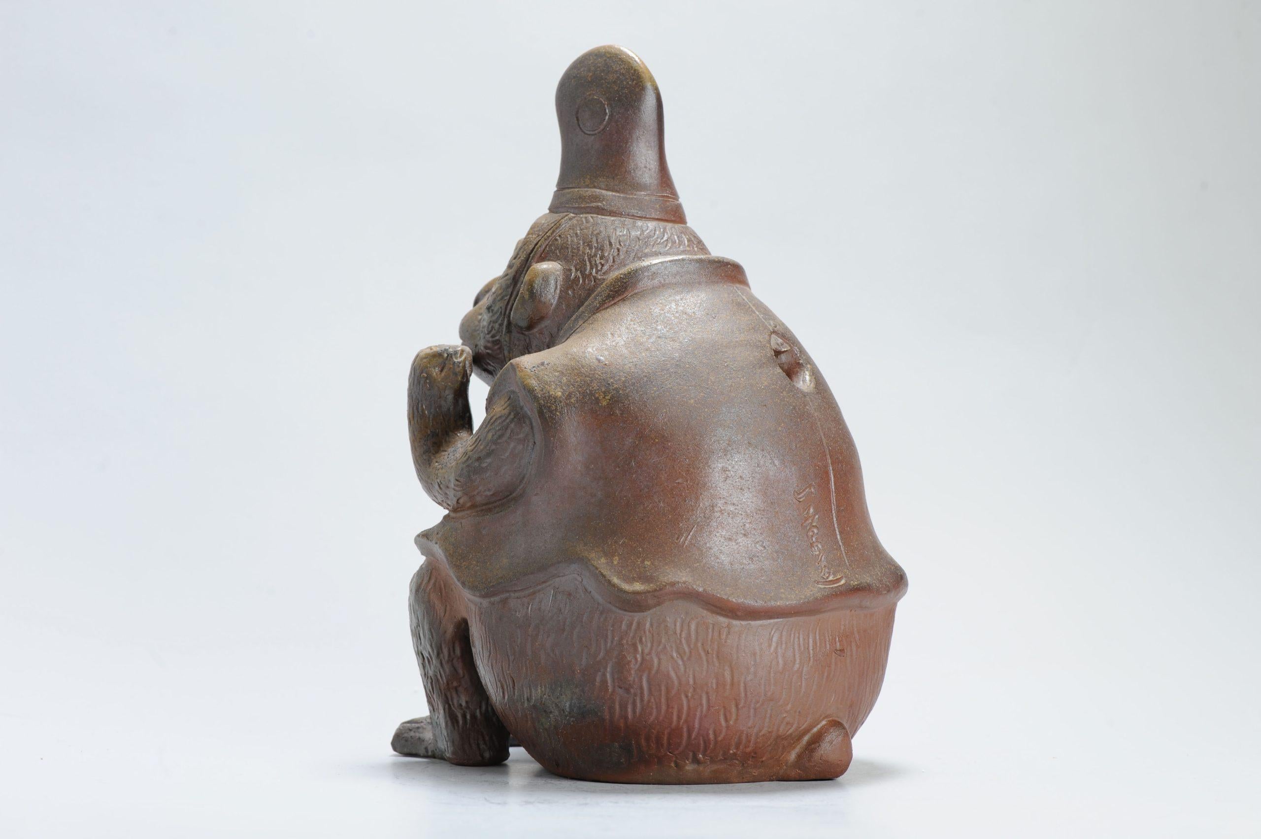 Japanese Statue Bizen Pottery Monkey by Koyama Isso, 20th Century In Good Condition For Sale In Amsterdam, Noord Holland