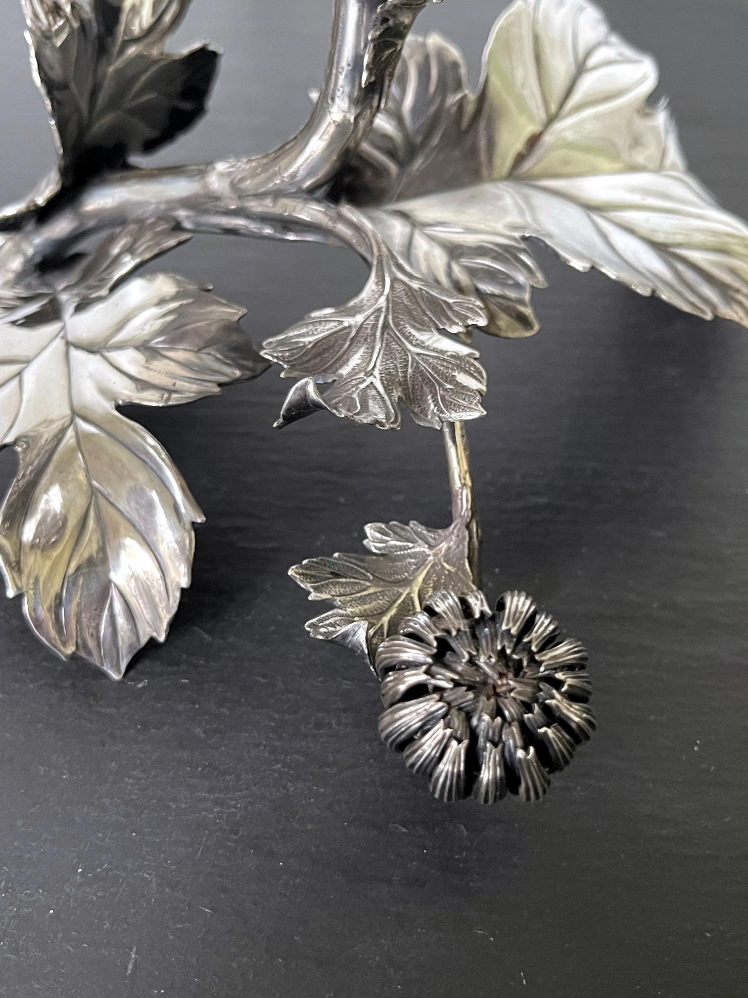 Plat à chrysanthèmes japonais en argent sterling de la période Meiji en vente 6