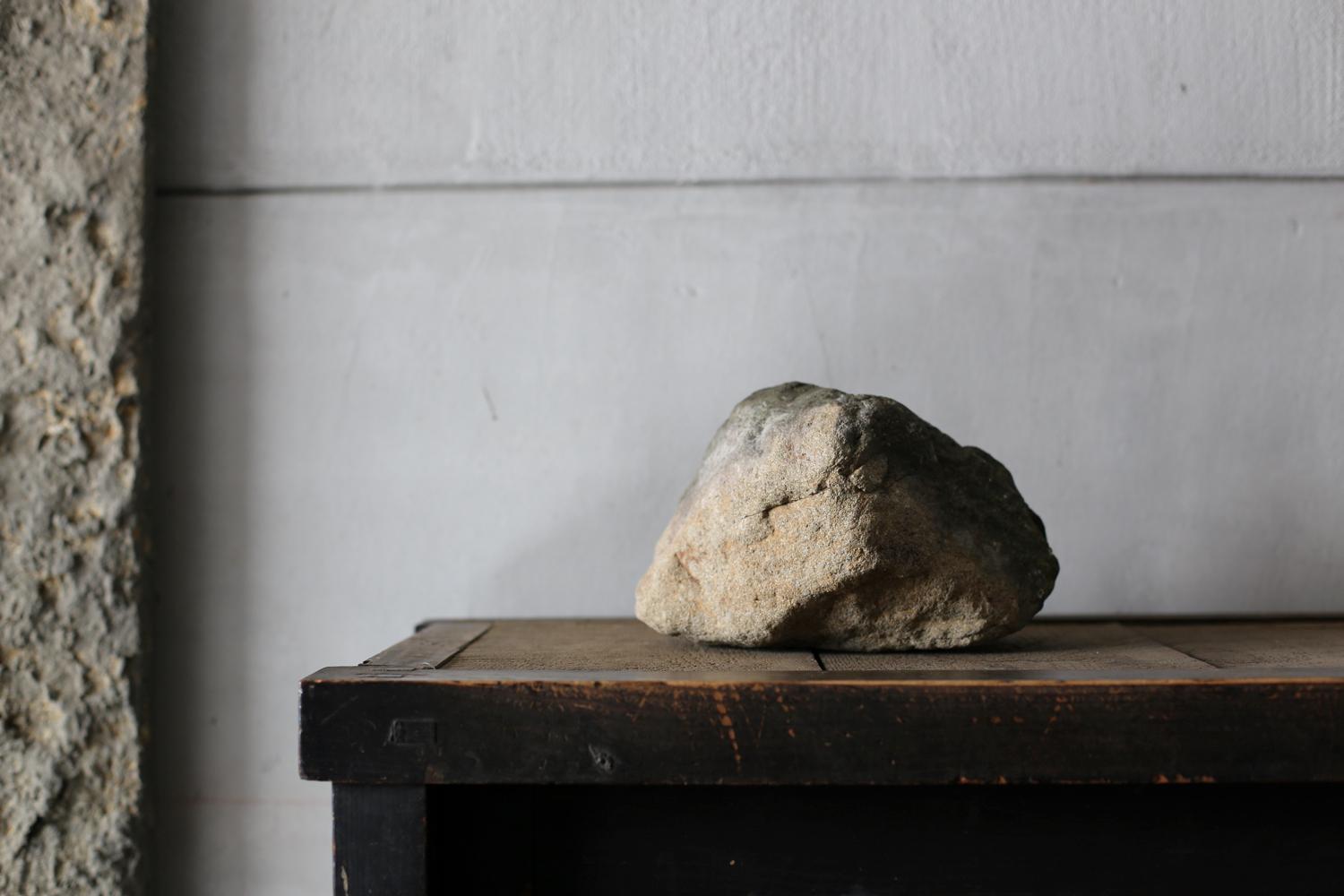 This is an old Japanese stone object.
This stone object has a beautiful black and beige gradation.
An art object that gives you a sense of wabi-sabi.

6kg
