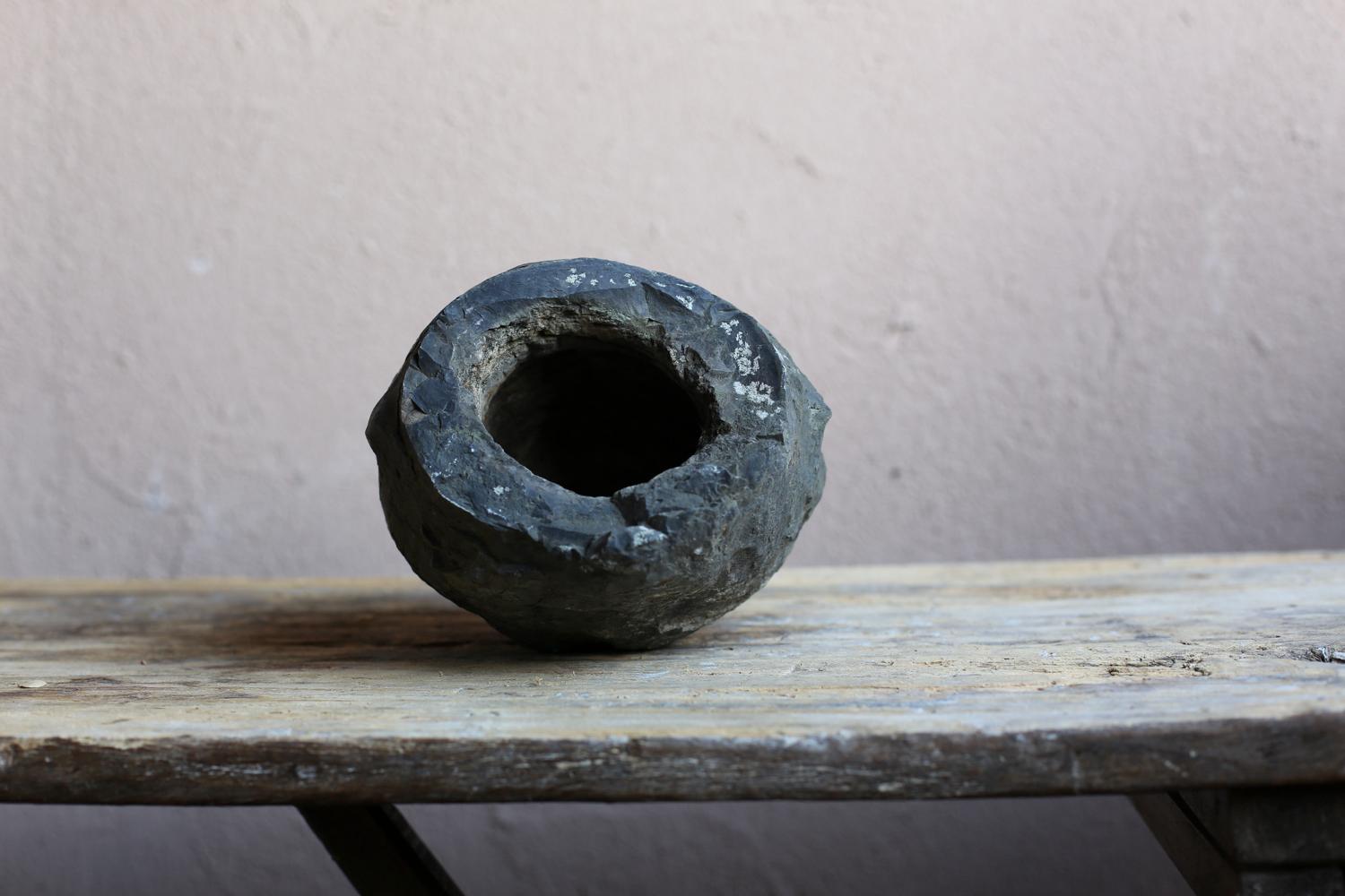Japanisches Steinobjekt TAMARI-ISHI / wabi-sabi (18. Jahrhundert und früher) im Angebot