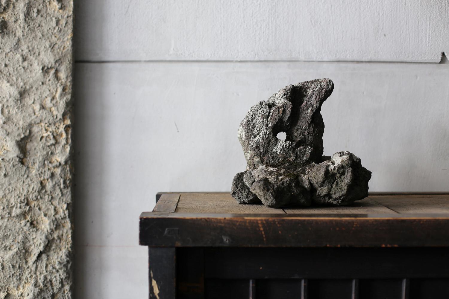 This is an old Japanese stone object.
It is shaped like a naturally formed lantern.
The unique expression created by moss and rainwater over many years is very beautiful, and it is an object that gives you a wabi-sabi feeling.