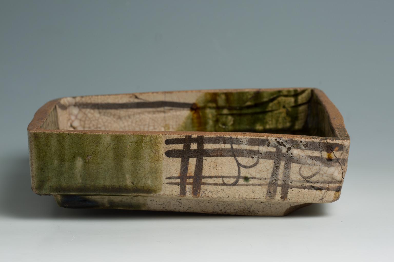 Japanese Stoneware Oribe Serving Dish, 17th Century In Excellent Condition In Milano, IT