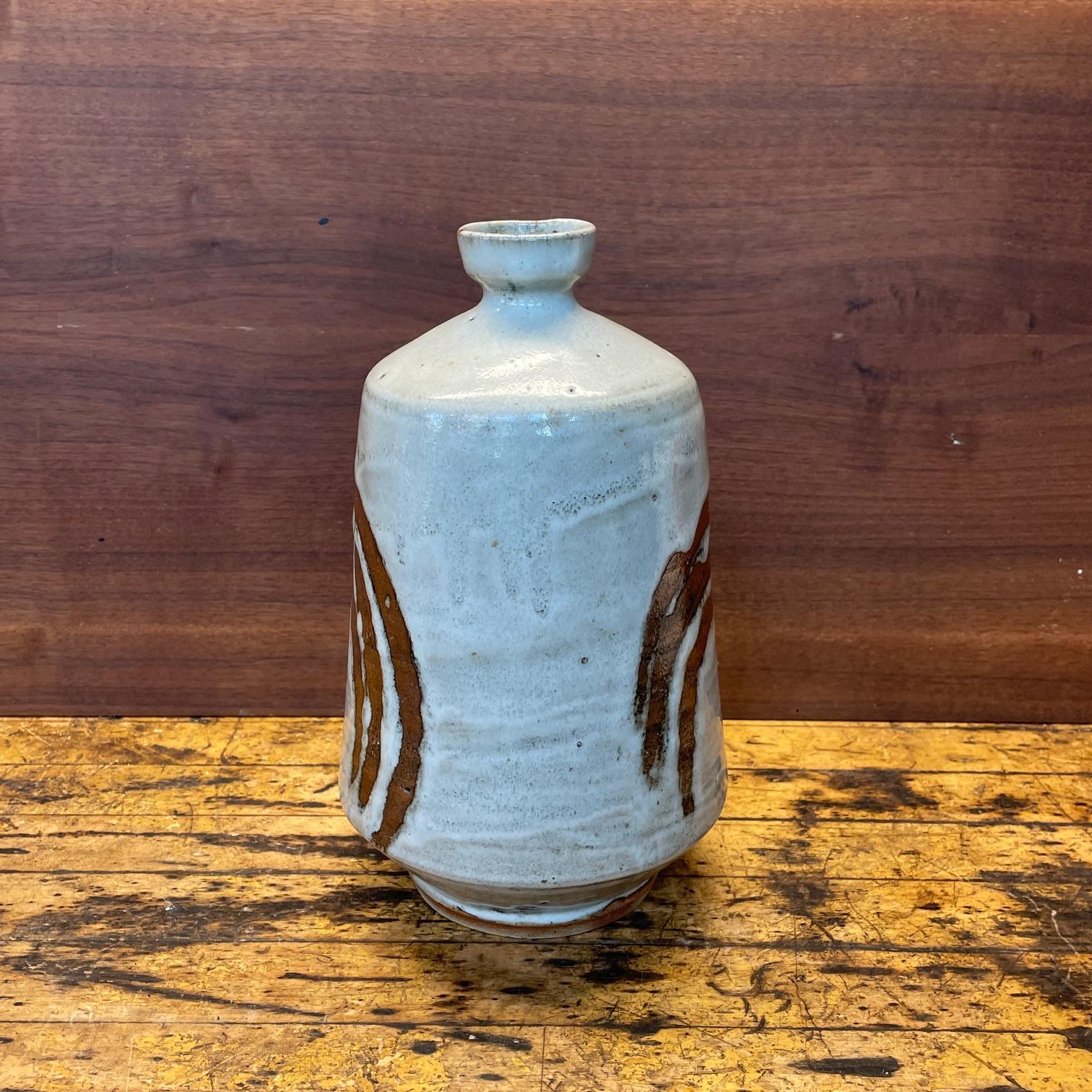 Japanische Vasenflasche aus Steingut mit Weidenschleife Vintage Mid-Century 1960er Jahre Regenbogen (Moderne der Mitte des Jahrhunderts) im Angebot
