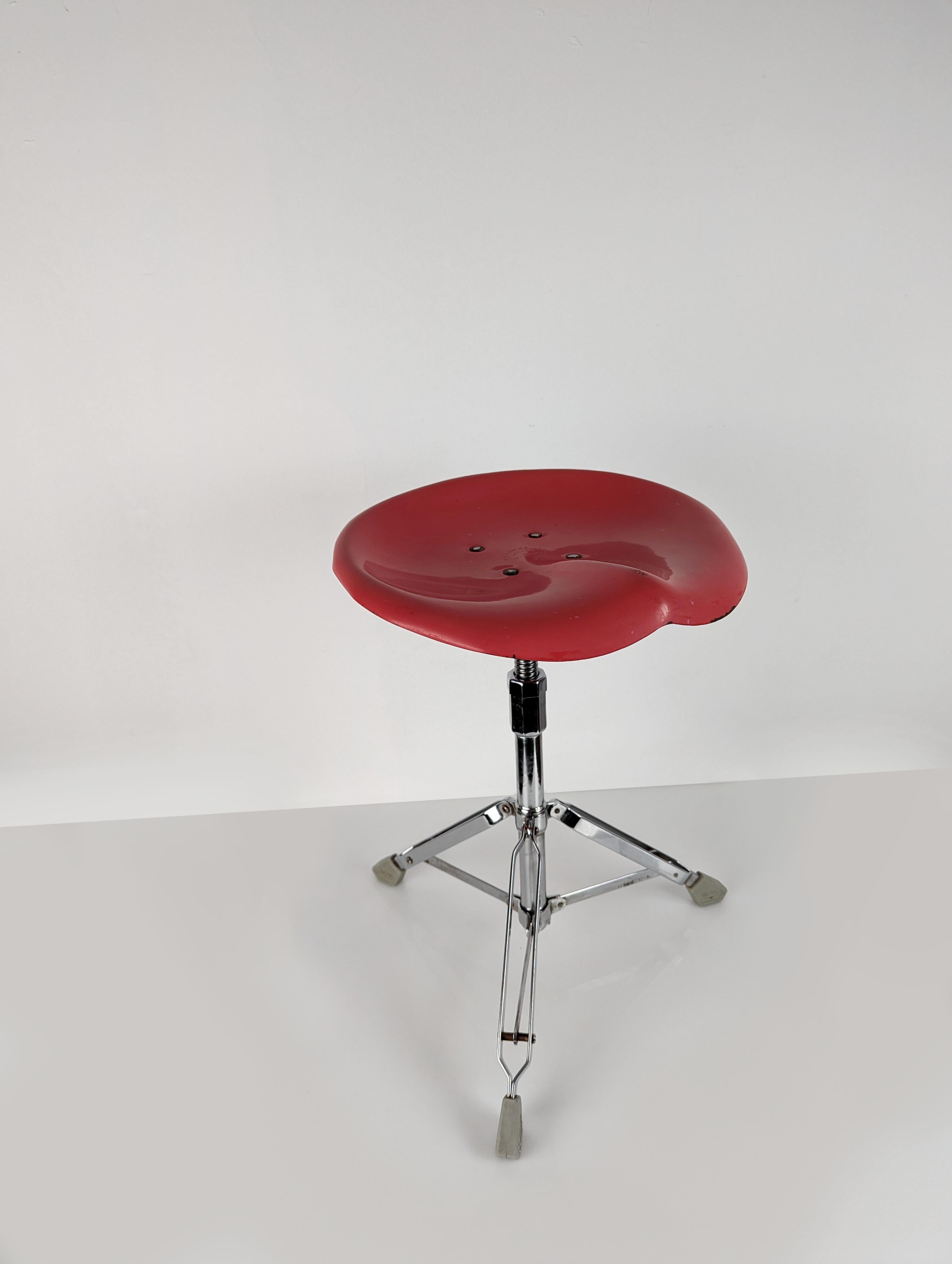 Fabulous chrome and red Dulton stool designed by Yasu Sasamoto in the 1970s. A piece with adjustable height and folding seat, leaving it completely folded. Maximum height 60cm