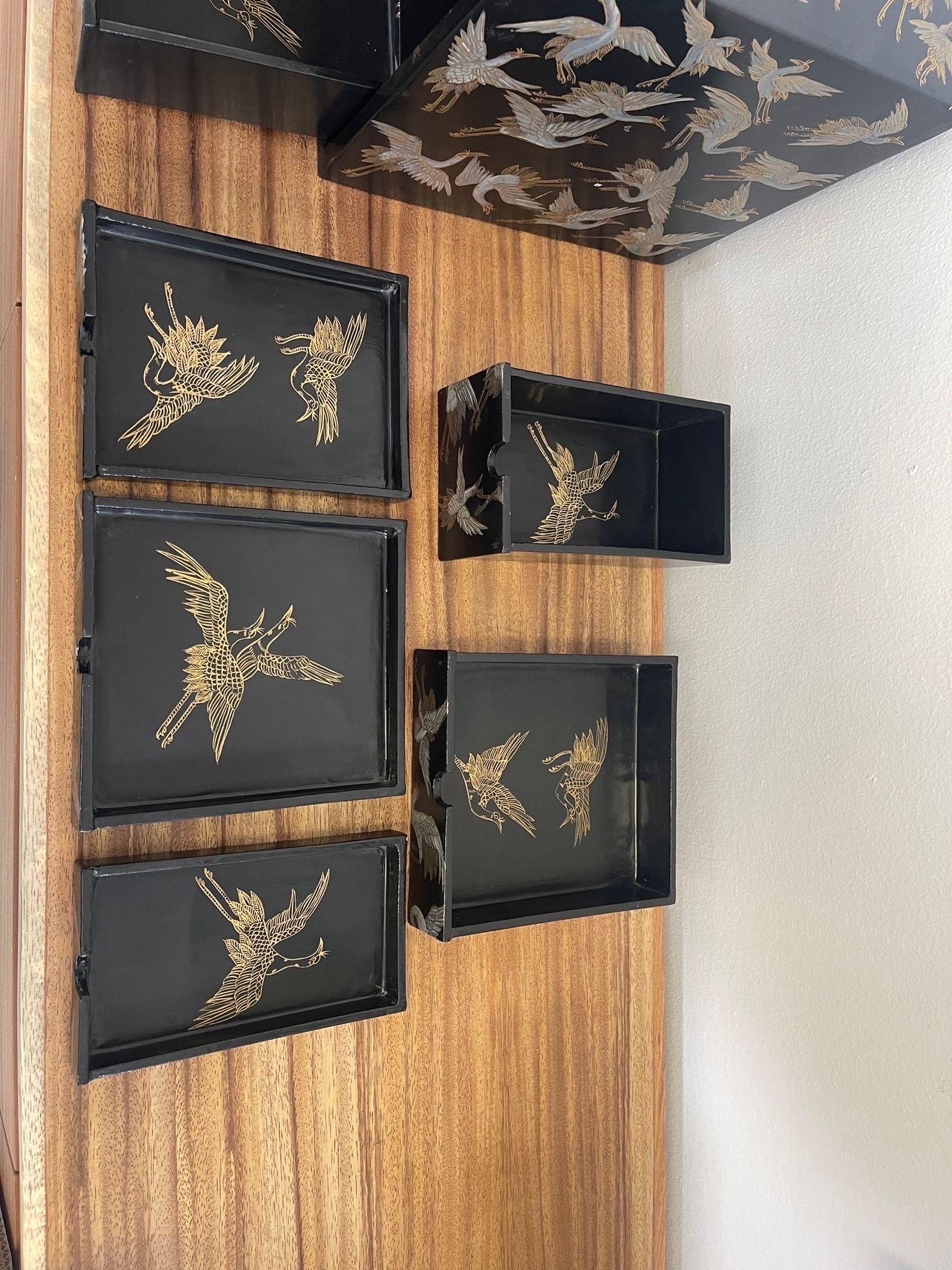 Boîte de rangement japonaise avec compartiments Hidden et motif de Crane. en vente 4