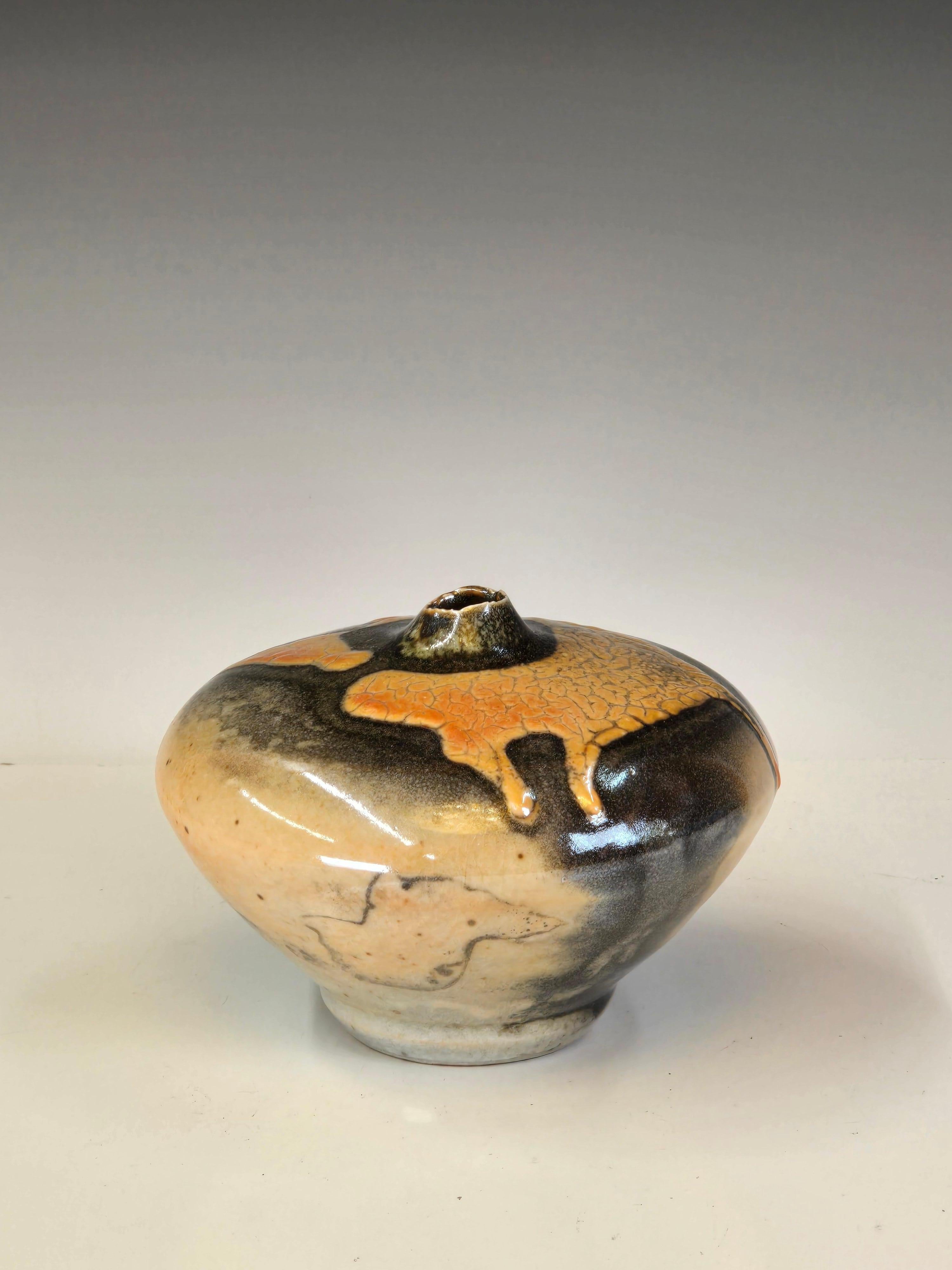Un elegante vaso giapponese in gres cotto a legna decorato con segni astratti espressionisti e resti del fumo e del fuoco del forno.   Bellissimo pezzo, sarebbe perfetto con un singolo fiore.  
