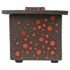 Scatola o urna in ceramica in stile giapponese con coperchio, a pois arancioni su argilla marrone