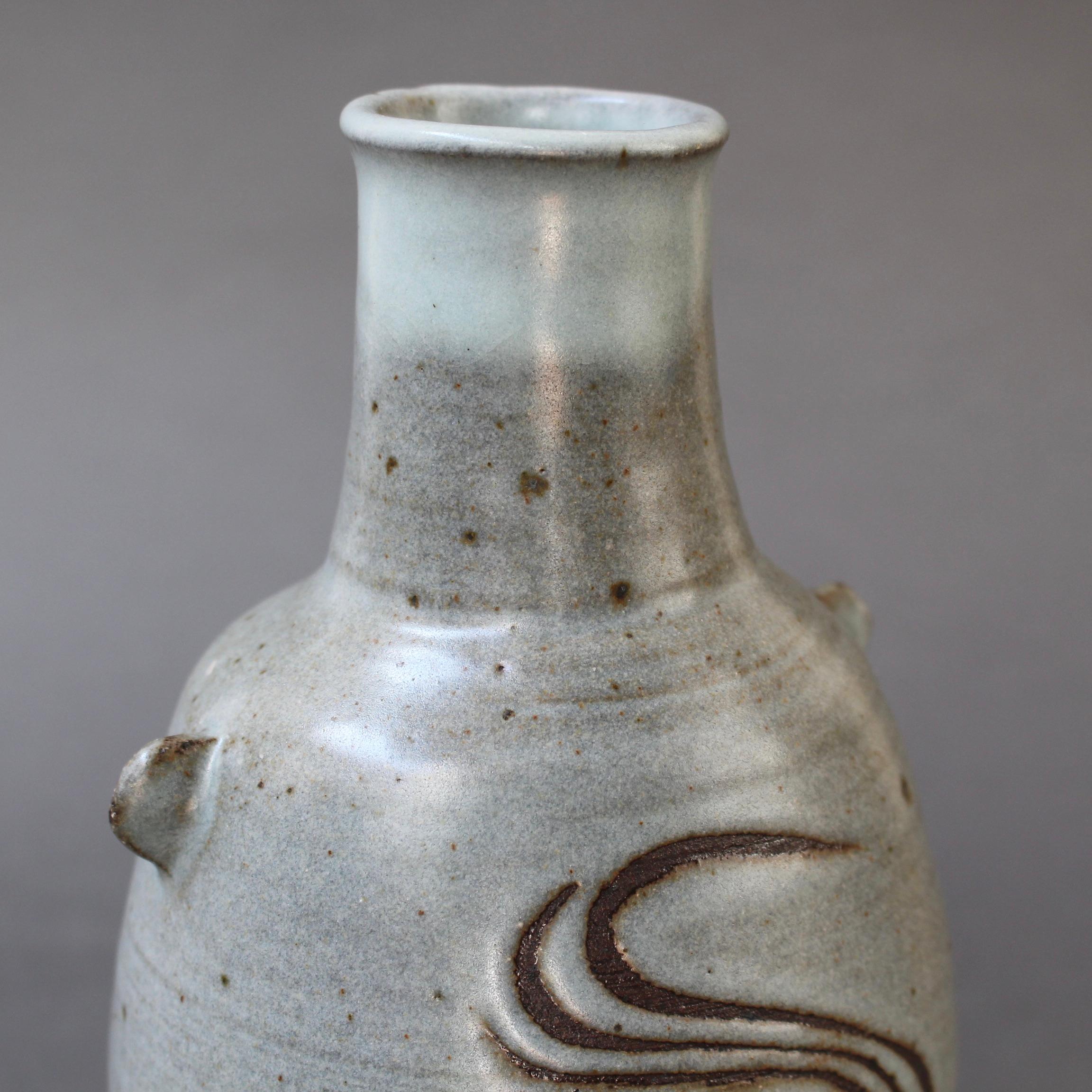 Vaso in ceramica in stile giapponese con anse di Janet Leach del 1981 in vendita 11