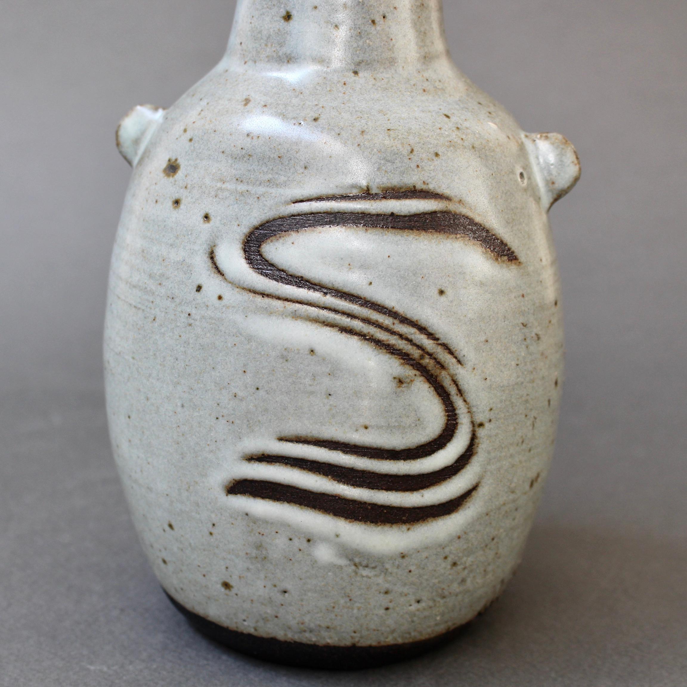 Vaso in ceramica in stile giapponese con anse di Janet Leach del 1981 in vendita 2