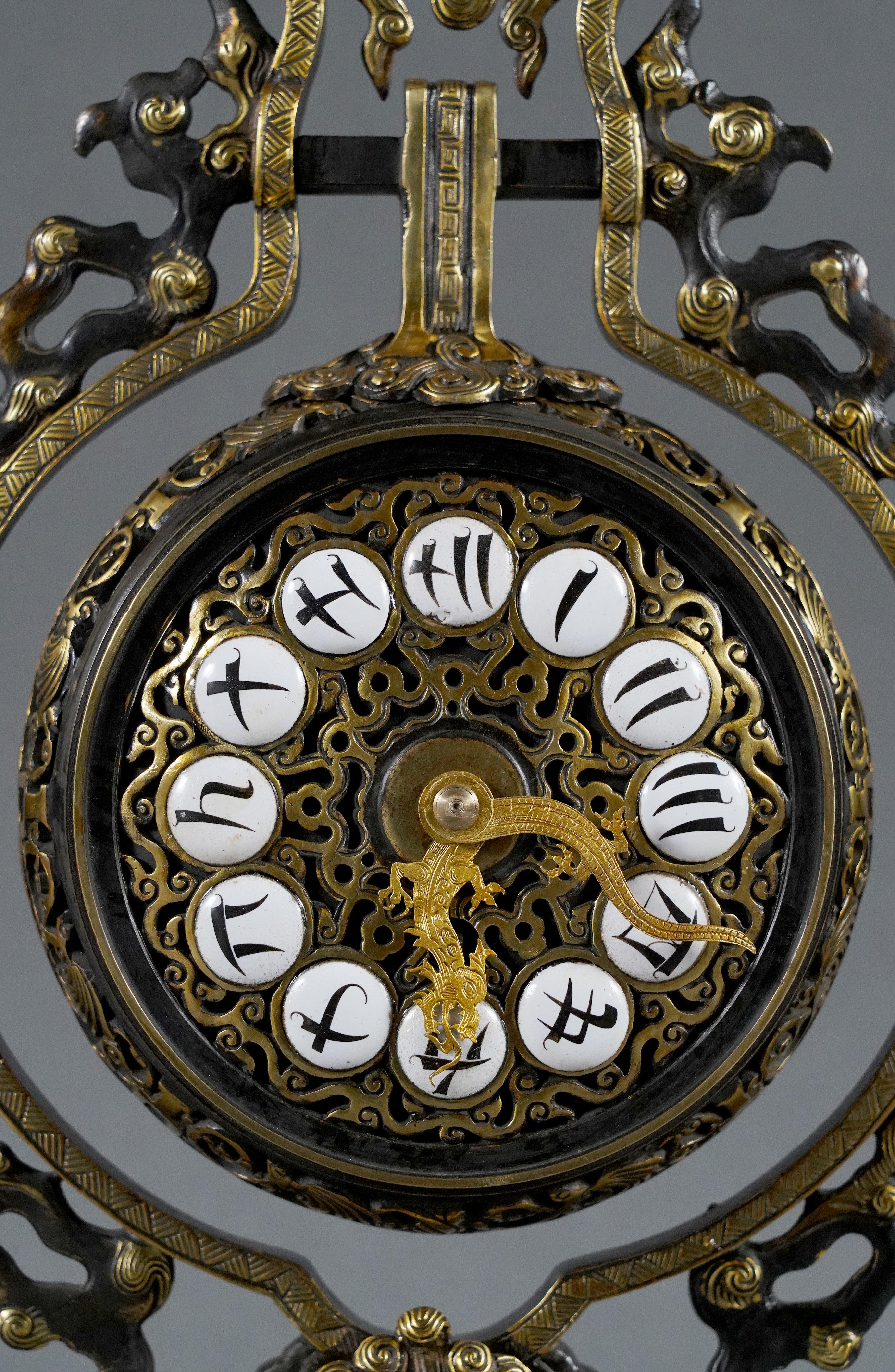 Uhr im japanischen Stil nach L'Escalier de Cristal, Frankreich, um 1885 (Französisch) im Angebot