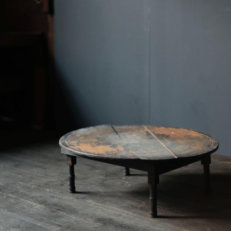 It is a coffee table which was frequently seen in the Meiji era. The reason that such a table was mainstream is because in Japan at that time the habit of sitting in a chair has not penetrated. It is said that it was designed by reimporting the
