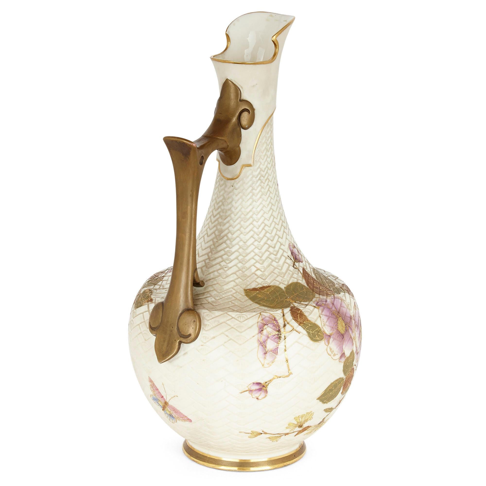 Aiguière en porcelaine anglaise de style japonais par Royal Worcester
Angleterre, vers 1880
Mesures : Hauteur 31 cm, diamètre 17 cm

Cette magnifique aiguière est fabriquée par le célèbre fabricant de porcelaine anglais Royal Worcester.