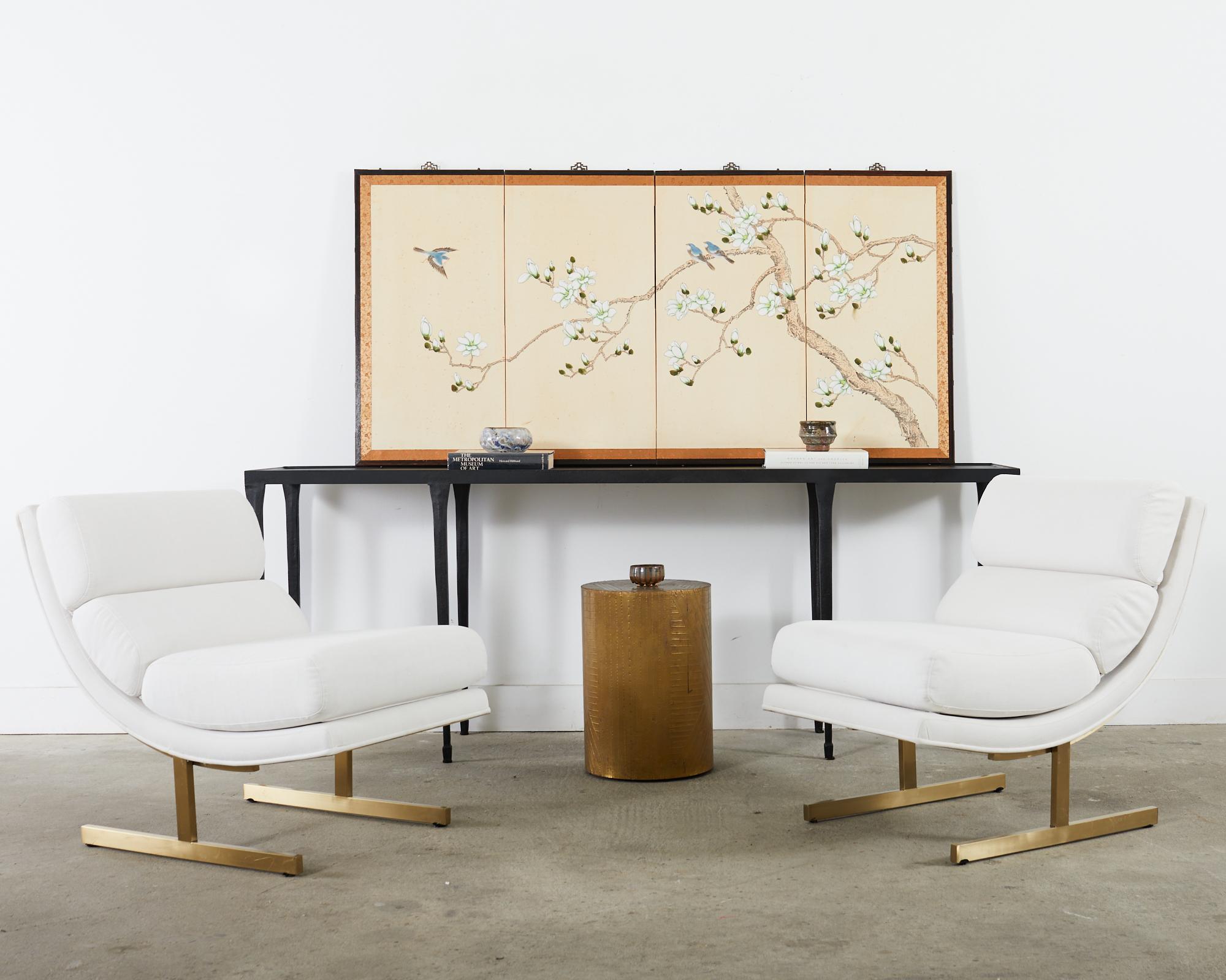 Paravent byobu à quatre panneaux de style japonais du 20e siècle, d'époque Showa, représentant un magnolia en fleurs au printemps avec des oiseaux bleus. Encre vibrante et pigments de couleur naturelle peints sur des planches recouvertes de soie.