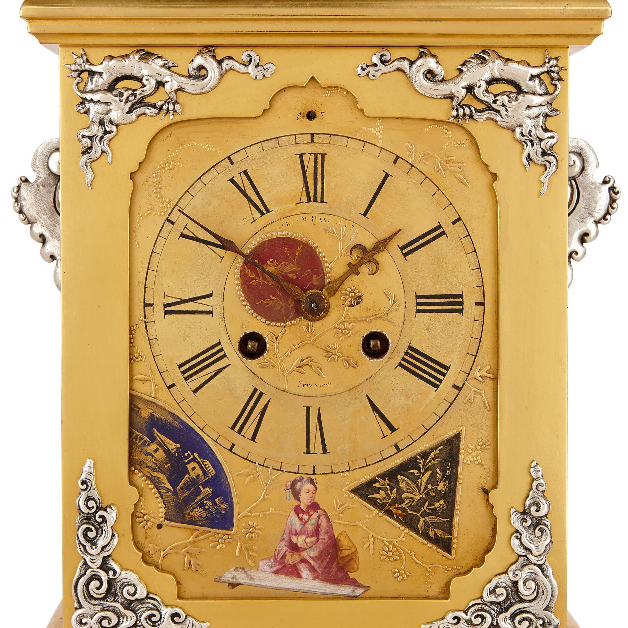 Uhrenset im japanischen Stil aus vergoldetem Messing mit versilberten Messing- und Porzellanfassungen (Japonismus) im Angebot