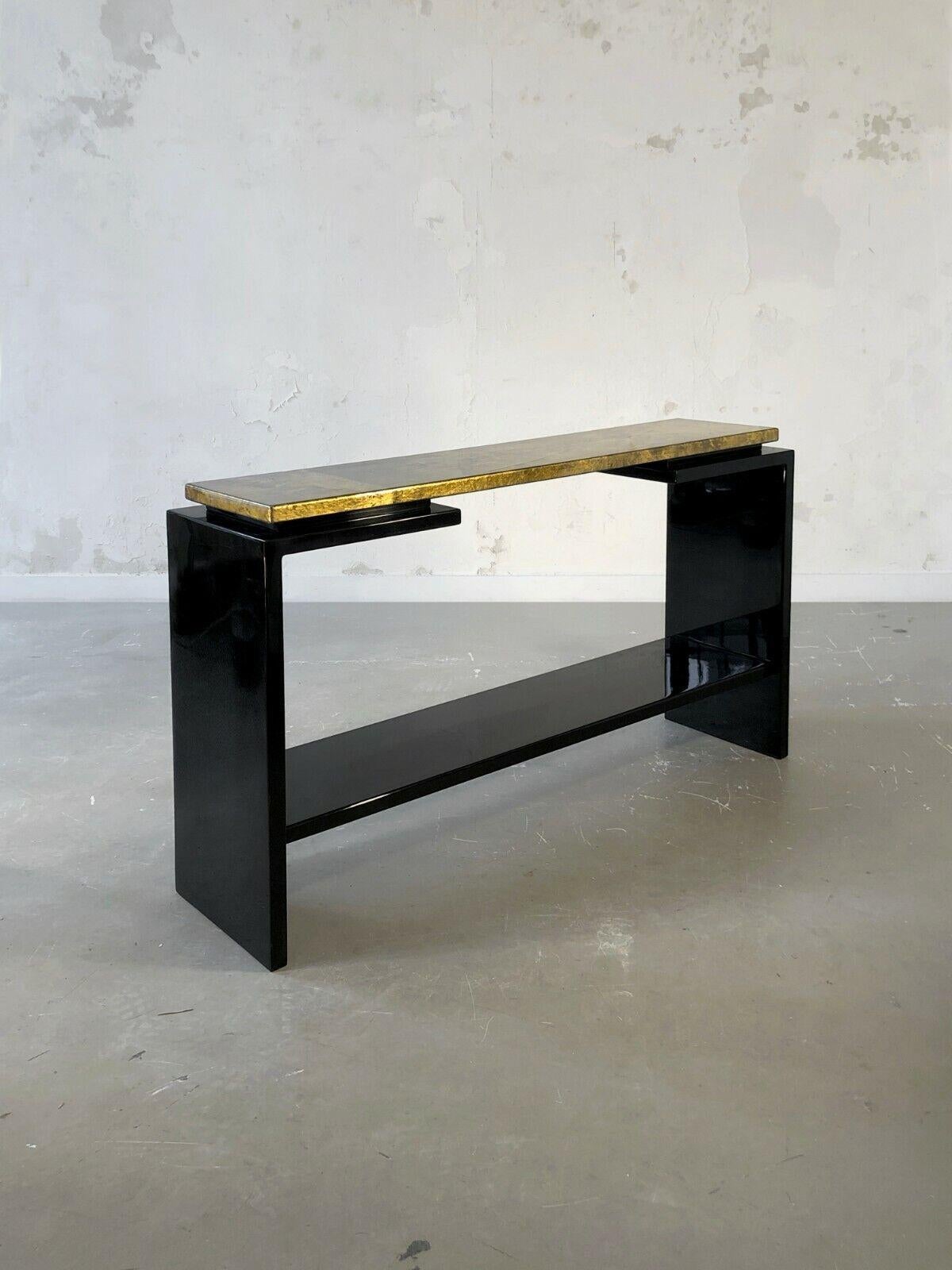 An elegant and luxurious console table with 2 trays, of Japanese inspiration, Post-Modern, Memphis, Constructivist, sophisticated geometric structure in lacquered wood, two separate trays, the one on the top lacquered with a beautiful golden leaf