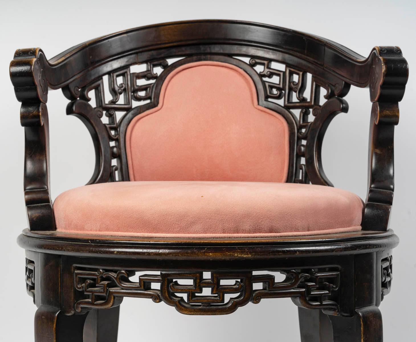 Japanese-style office armchair, 19th century.

Office armchair in the Viardot style, Japonisant decor, Napoleon III period, 19th century.
H: 76cm. D: 57cm