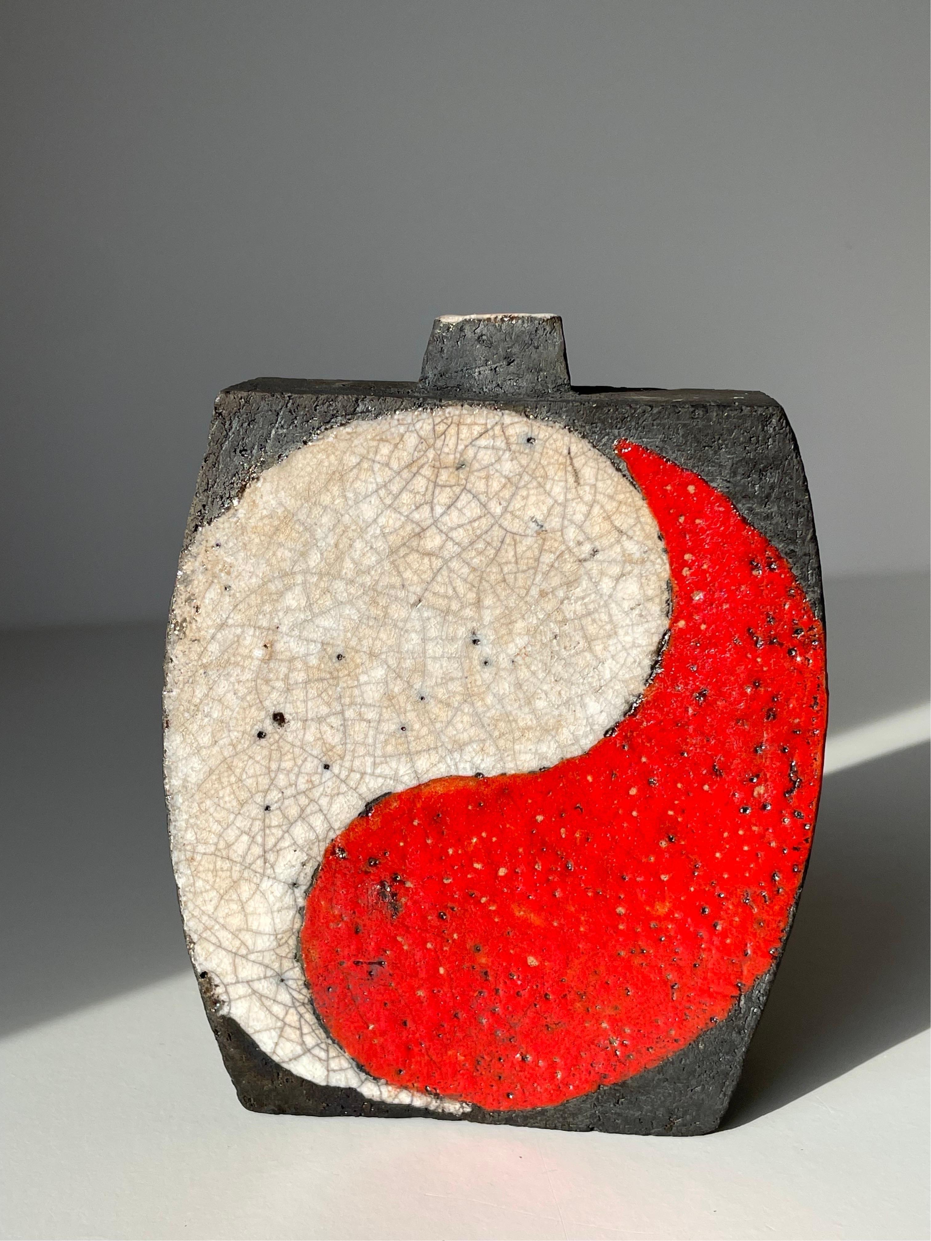 Vase décoratif vintage en raku d'inspiration japonaise, conçu et fabriqué à la main par un artiste céramiste danois à la fin du 20e siècle. Décor graphique en émail craquelé rouge et blanc brillant sur les deux faces créant un effet dramatique sur