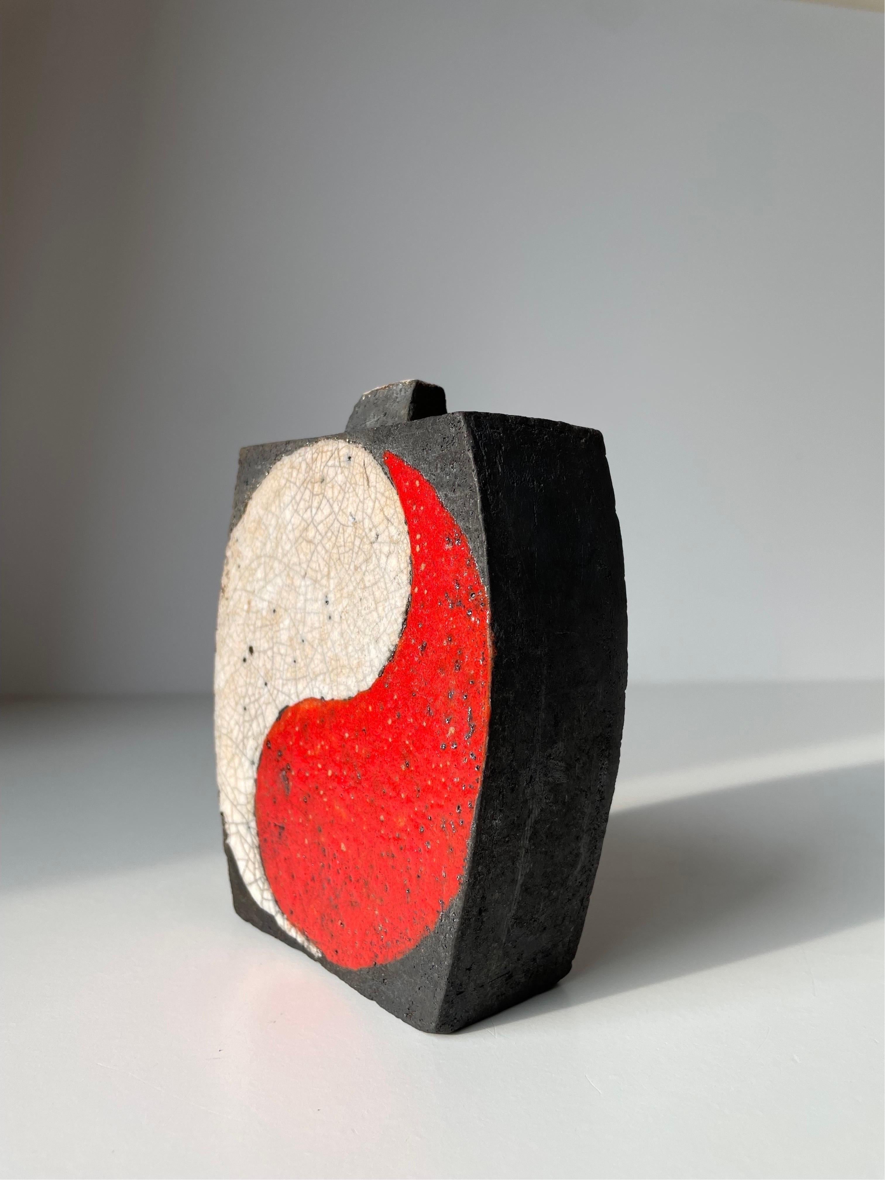 Japanese Style Raku Vase in Red White and Black In Good Condition For Sale In Copenhagen, DK