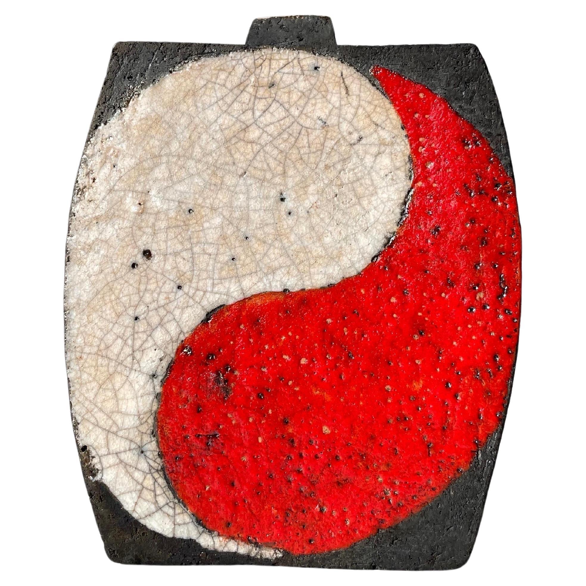 Raku-Vase im japanischen Stil in Rot, Weiß und Schwarz