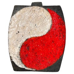 Raku-Vase im japanischen Stil in Rot, Weiß und Schwarz