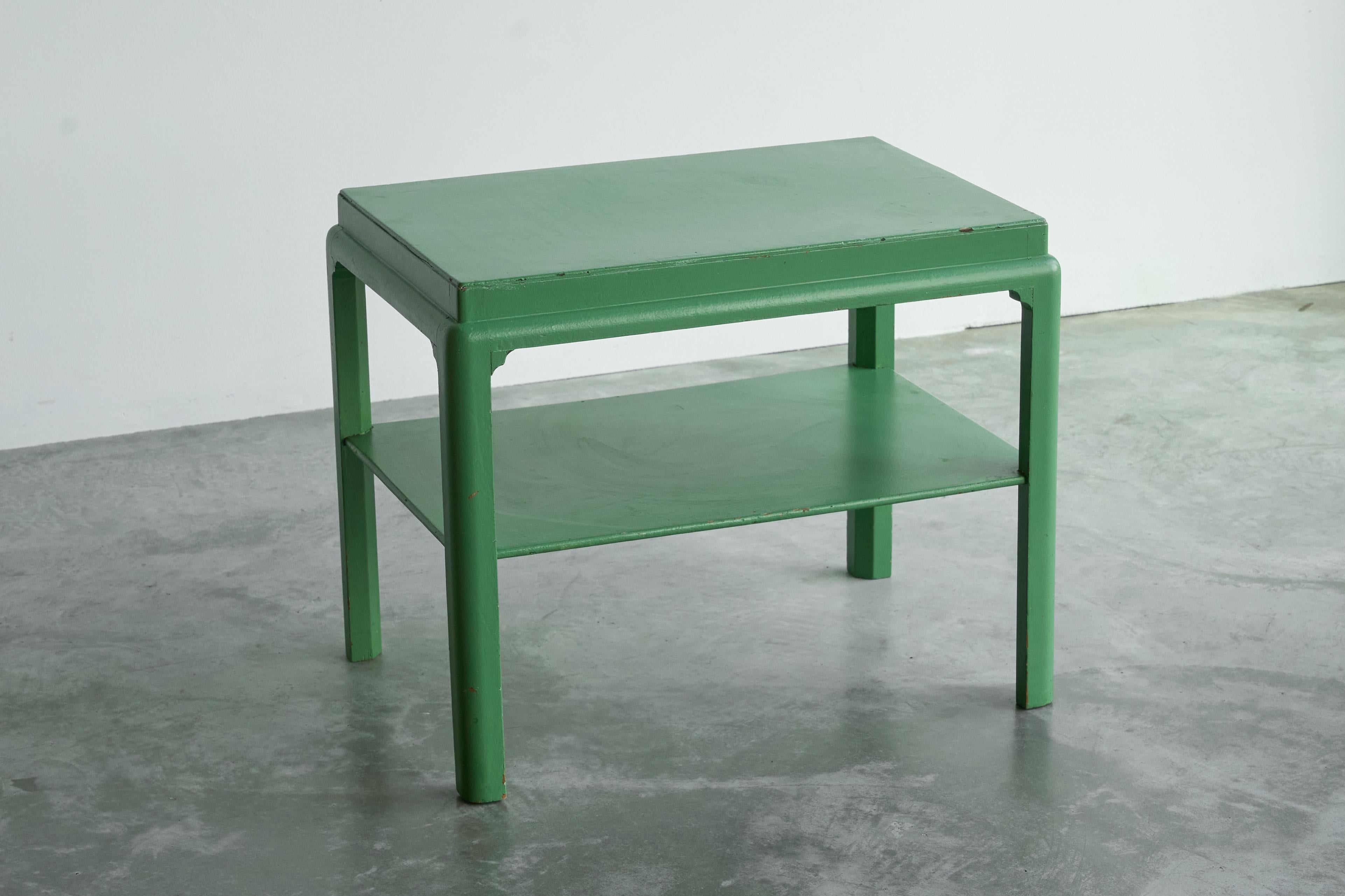 Table d'appoint ou table basse de style japonais en bois laqué de jade, début du 20e siècle.

Voici une très élégante table d'appoint ou table basse à deux niveaux de style japonais, en très beau vert jade. 

Un design understated.designne mais très