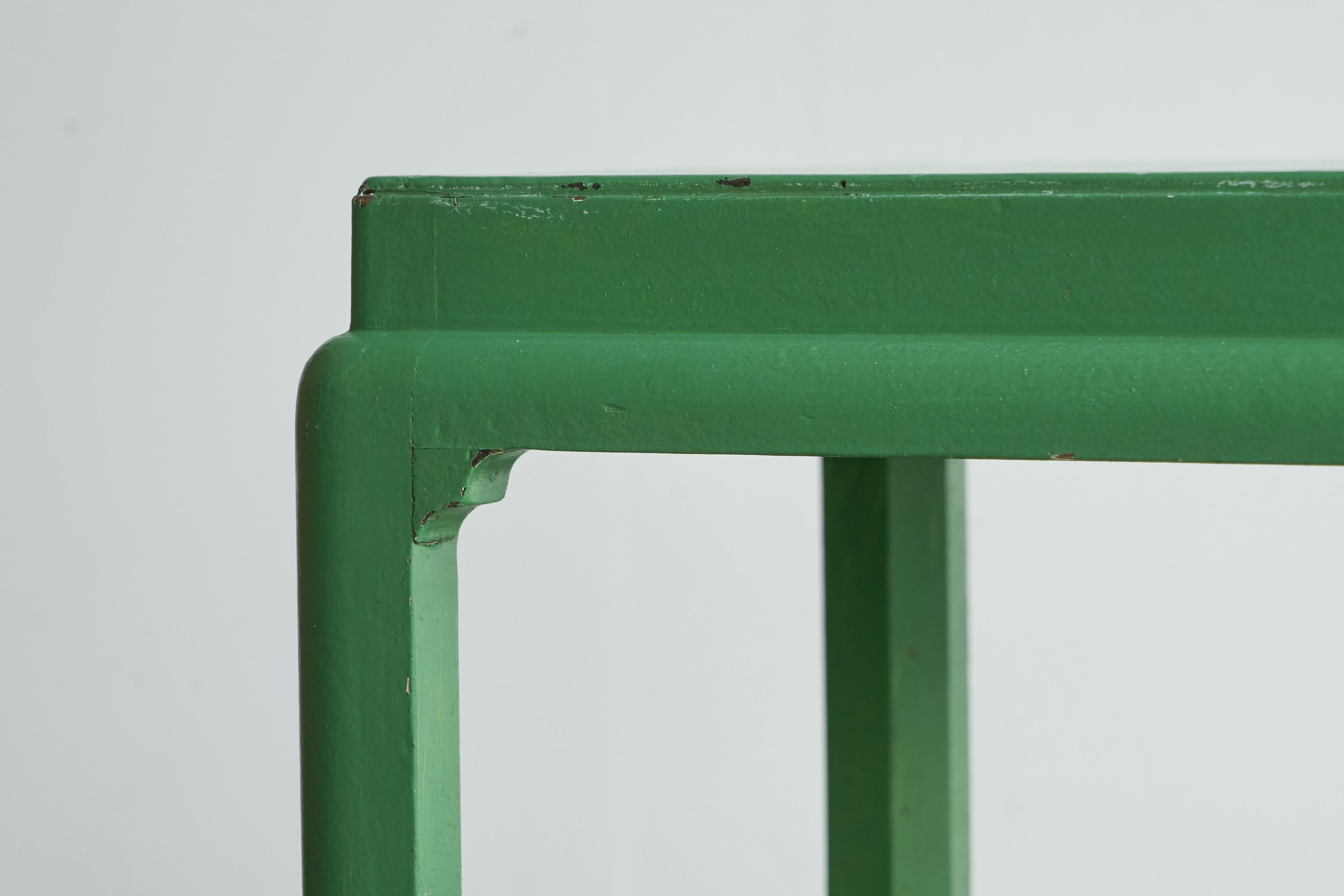Arts and Crafts Table d'appoint ou table basse de style japonais en bois laqué de jade Début du 20e siècle en vente
