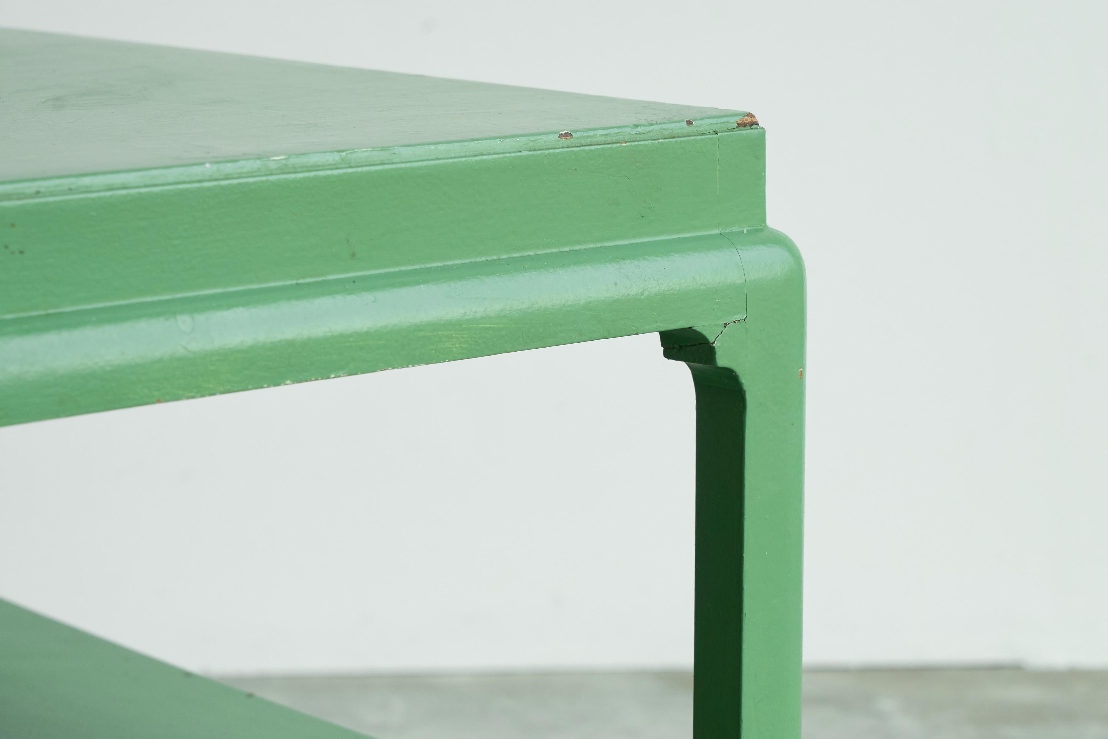 20ième siècle Table d'appoint ou table basse de style japonais en bois laqué de jade Début du 20e siècle en vente