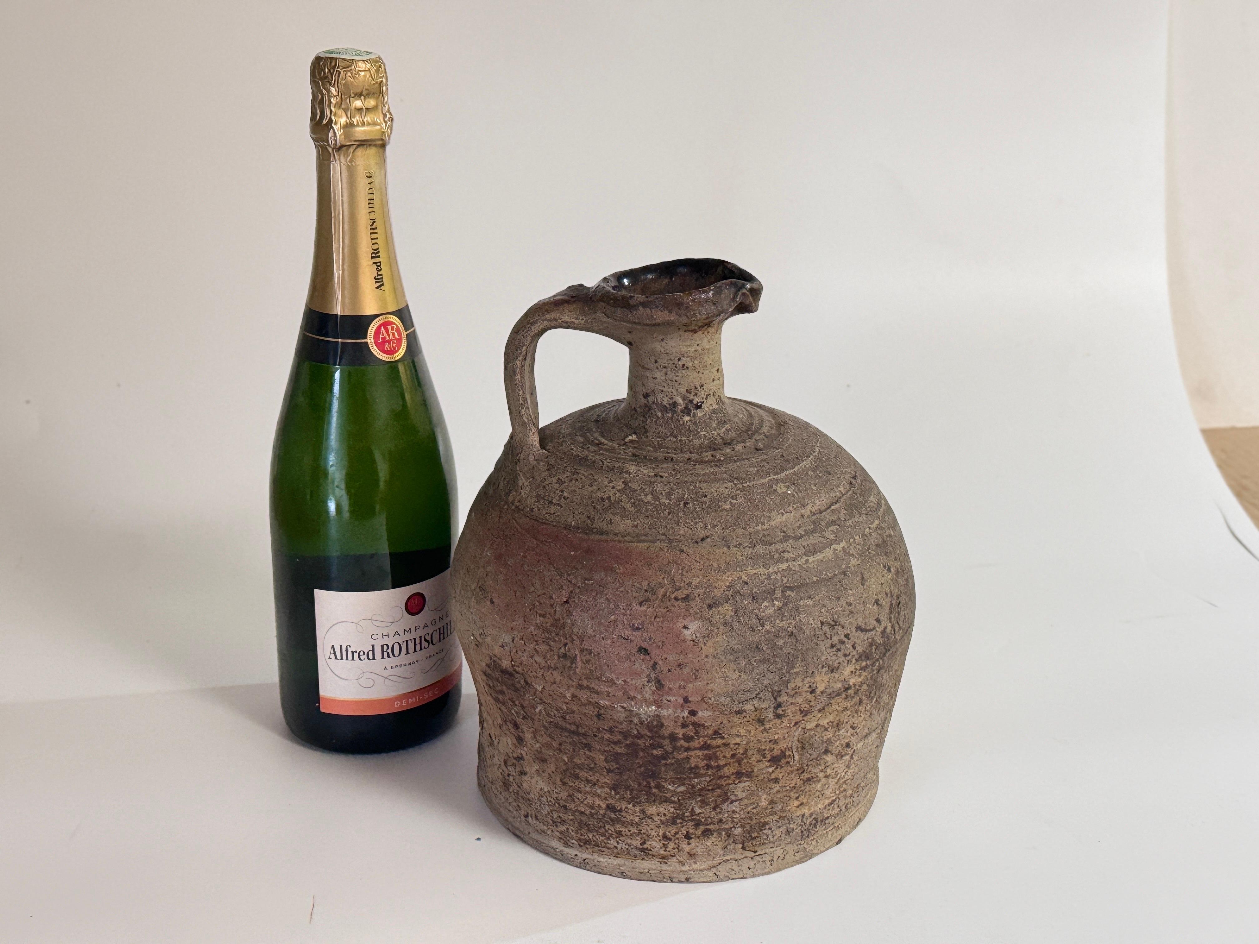 Brocca o boccale in gres, con una patina eccezionale. Il suo colore con il marrone e il grigio crea contrasti molto piacevoli. Questa brocca è stata creata a Farnce, intorno al XIX secolo. Stile giapponese.