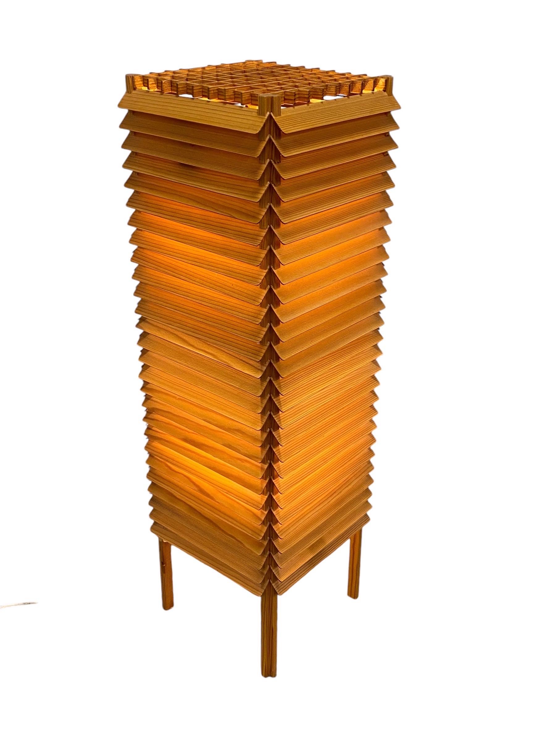 Una splendida lampada da terra in stile giapponese progettata e prodotta in Finlandia nella metà del XX secolo. Questo design innovativo e delicato è realizzato interamente con lastre di legno che rendono la lampada molto leggera. Il design a strati