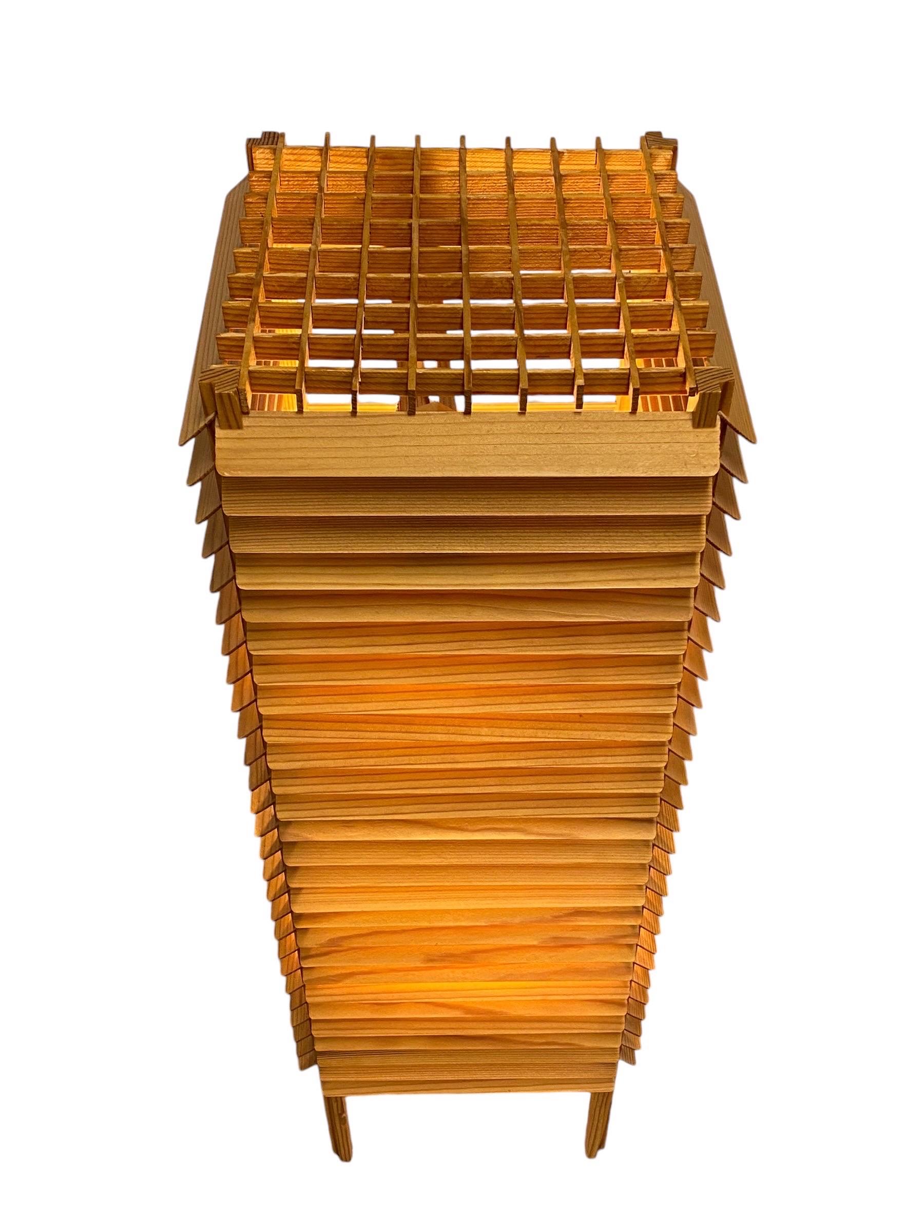 Mid-Century moderno Lampada da terra vintage in stile giapponese con lamelle di legno, Finlandia, metà del XX secolo