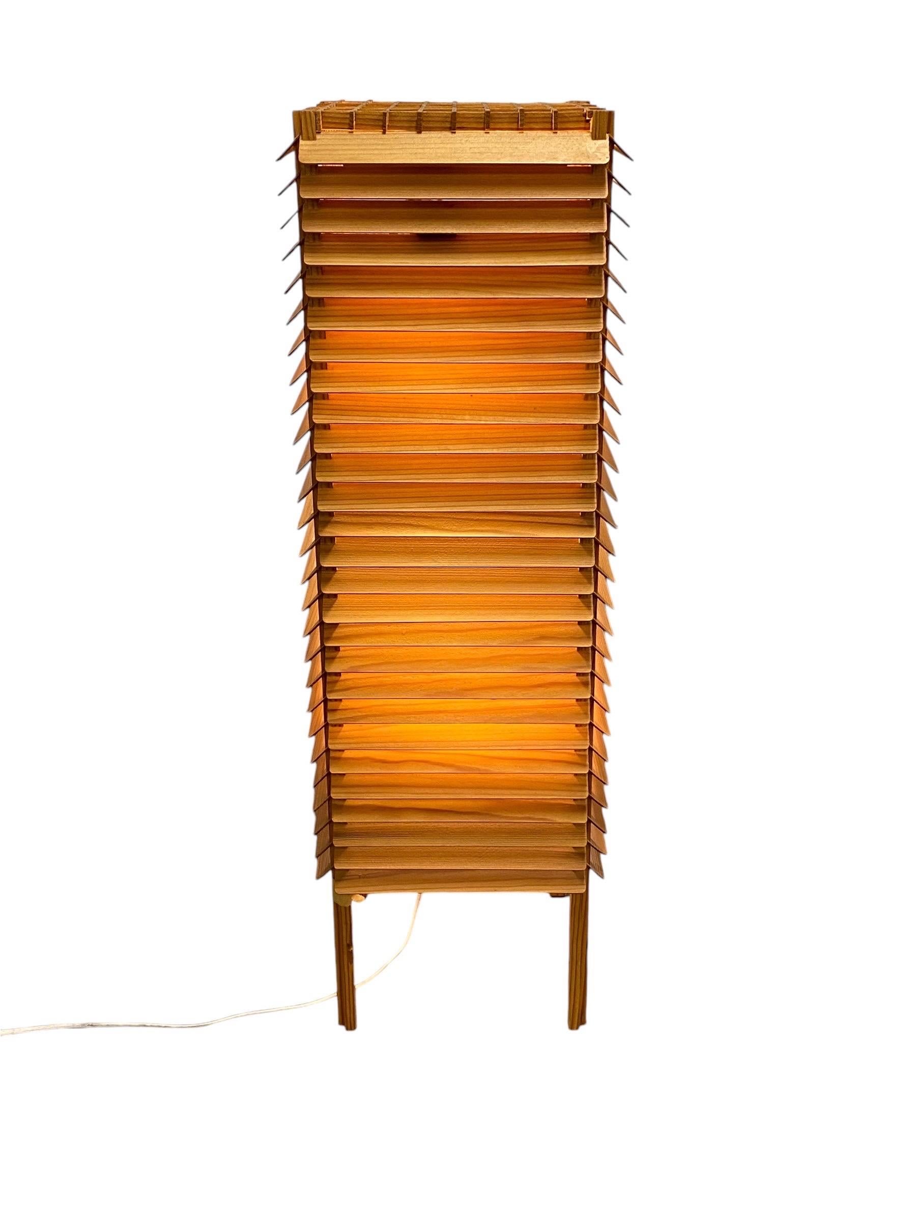 Lampada da terra vintage in stile giapponese con lamelle di legno, Finlandia, metà del XX secolo In condizioni buone a Helsinki, FI