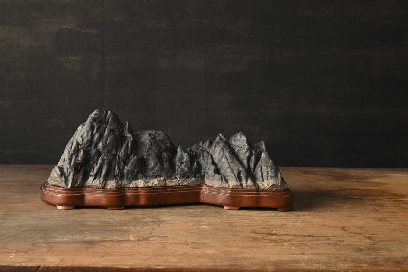 Se trata de una piedra extraída en Japón.
No sólo en China, sino también en Japón, desde la antigüedad se han tallado las rocas de las montañas y se han extraído piedras para su contemplación.

Es una piedra muy bien equilibrada.
Tendrás la ilusión