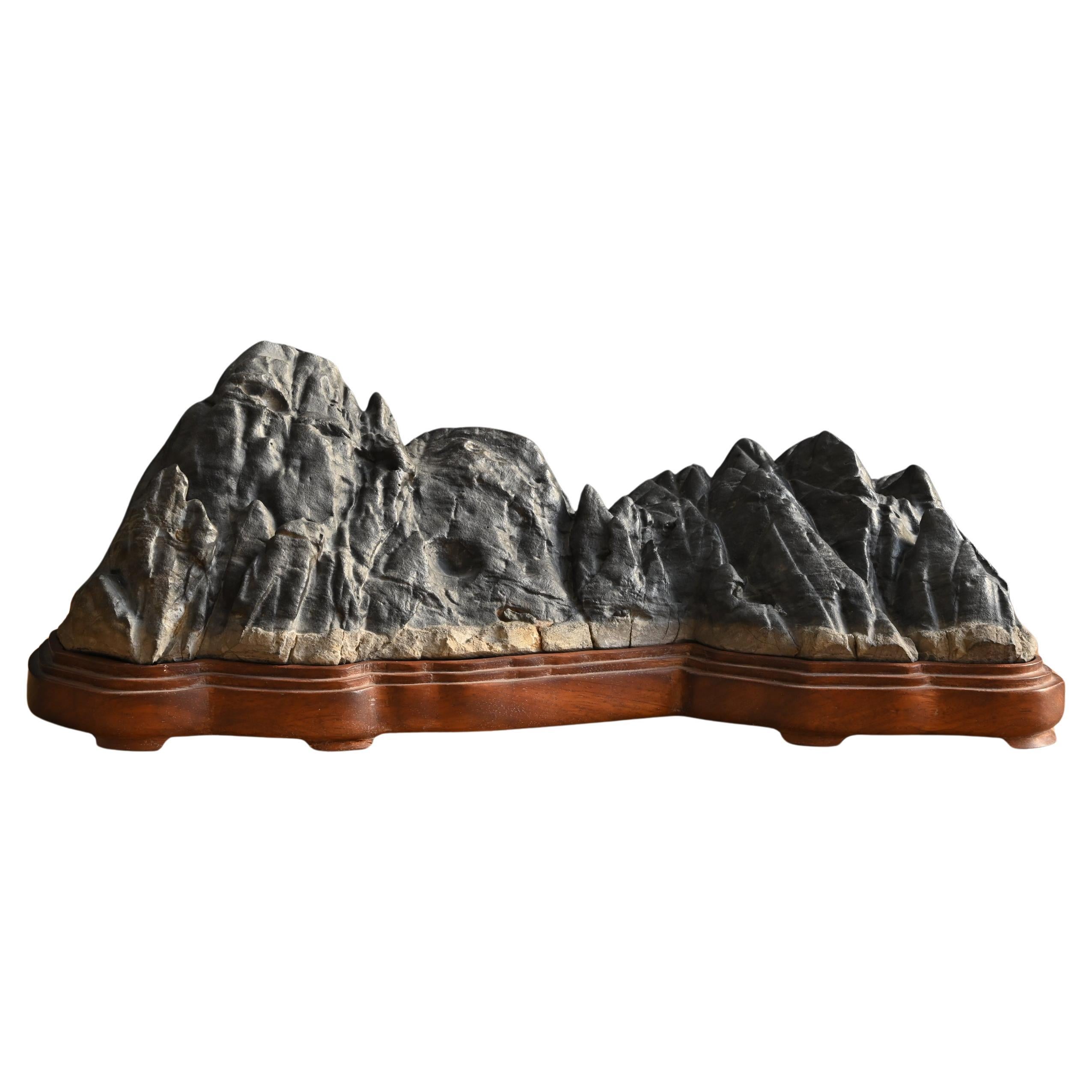 Vista de montaña japonesa "Suiseki" Escenario de montaña / piedra grande y antigua en venta