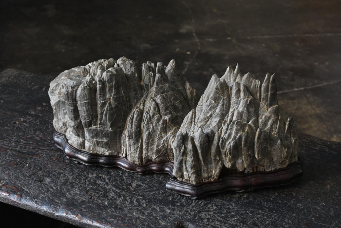 This is a stone mined in Japan.
Not only in China but also in Japan from ancient times, rocks in the mountains have been shaved and stones for viewing have been quarried.

It feels like looking at a very steep rock face.
A stone with a width of
