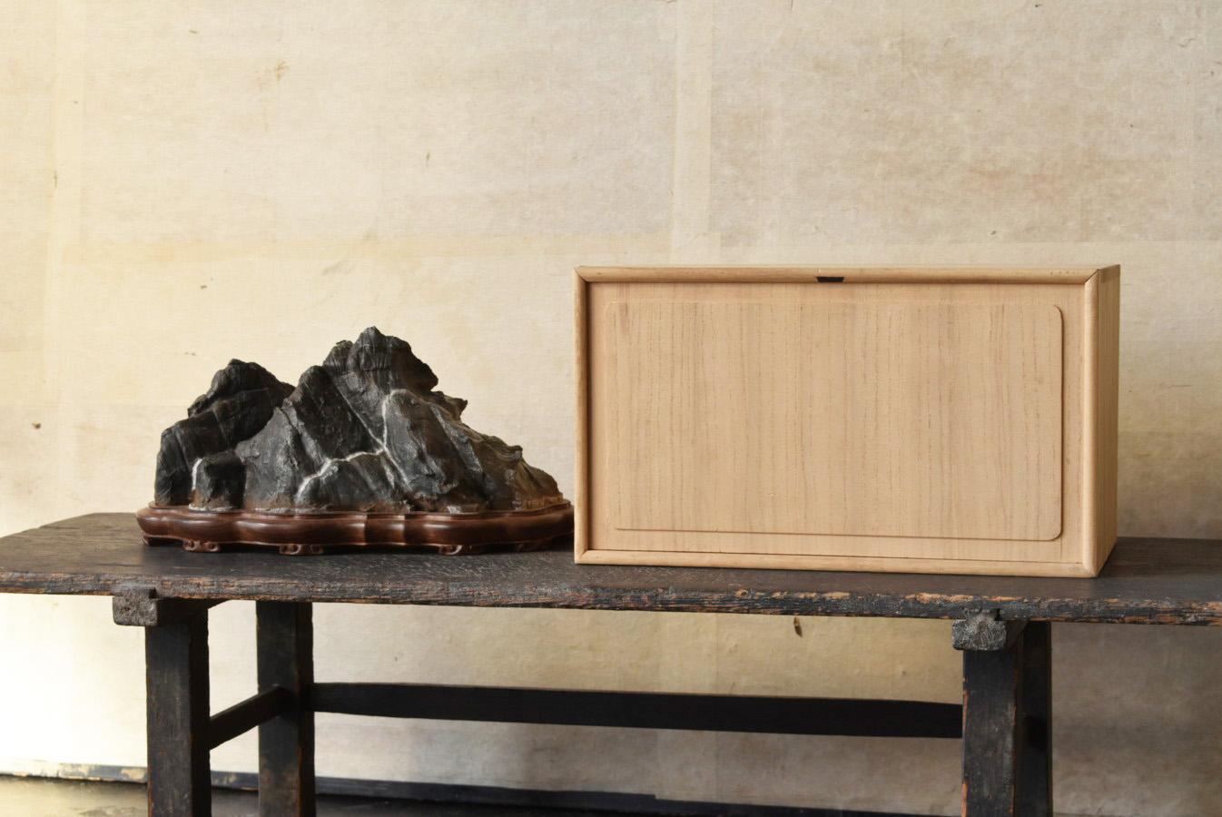 This is a stone mined in Japan.
Not only in China but also in Japan from ancient times, rocks in the mountains have been shaved and stones for viewing have been quarried.

It is a very beautifully balanced stone.
You will get the illusion that
