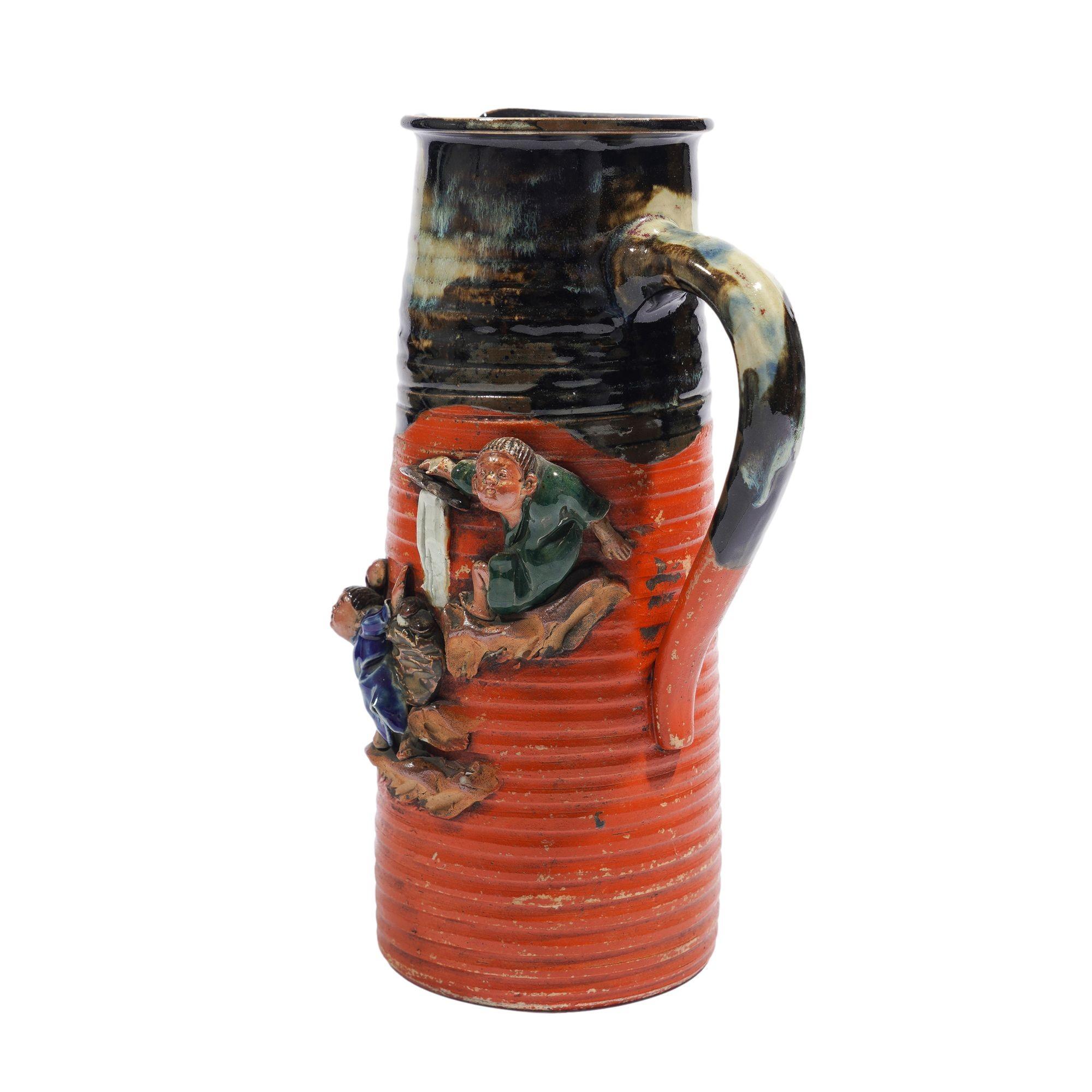 Brocca in ceramica giapponese di Sumida Gawa decorata con un rilievo di due ragazzi che giocano. La firma del produttore, in blu cobalto, è visibile su una placca applicata. È uno dei marchi di Inoue Ryosai.

Giappone, prodotto per il commercio
