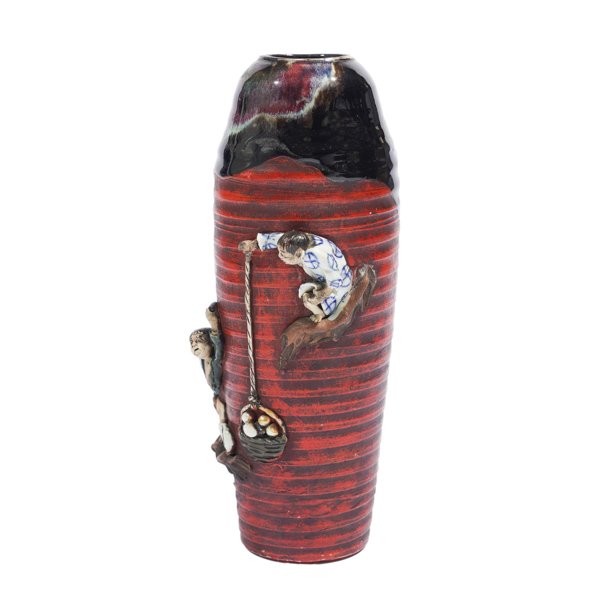Vaso in ceramica giapponese Sumida Gawa decorato in rilievo con due ragazzi che raccolgono conchiglie. La ceramica prende il nome dal fiume Sumida, dove si trovava il centro di ceramica fino al trasferimento a Yokohama nel 1924. Il marchio del