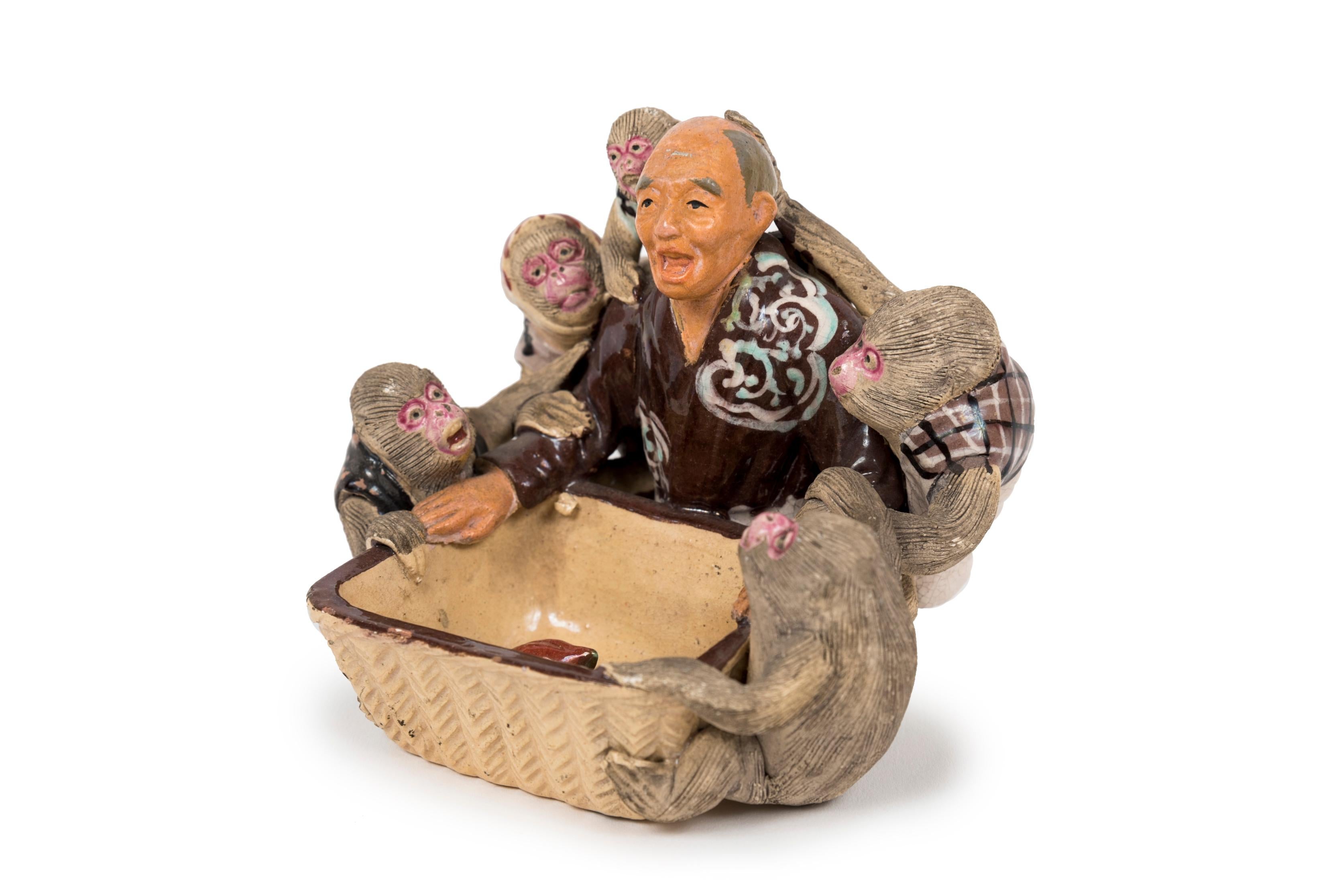 Japonais Sculpture japonaise de Sumida Gawa représentant un homme distribuant des pêches à ses singes en vente