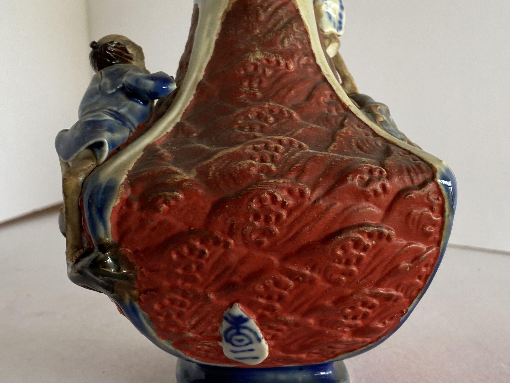 Vaso giapponese di Sumida con due uomini su un cornicione roccioso di Inoue Ryosai II in vendita 6