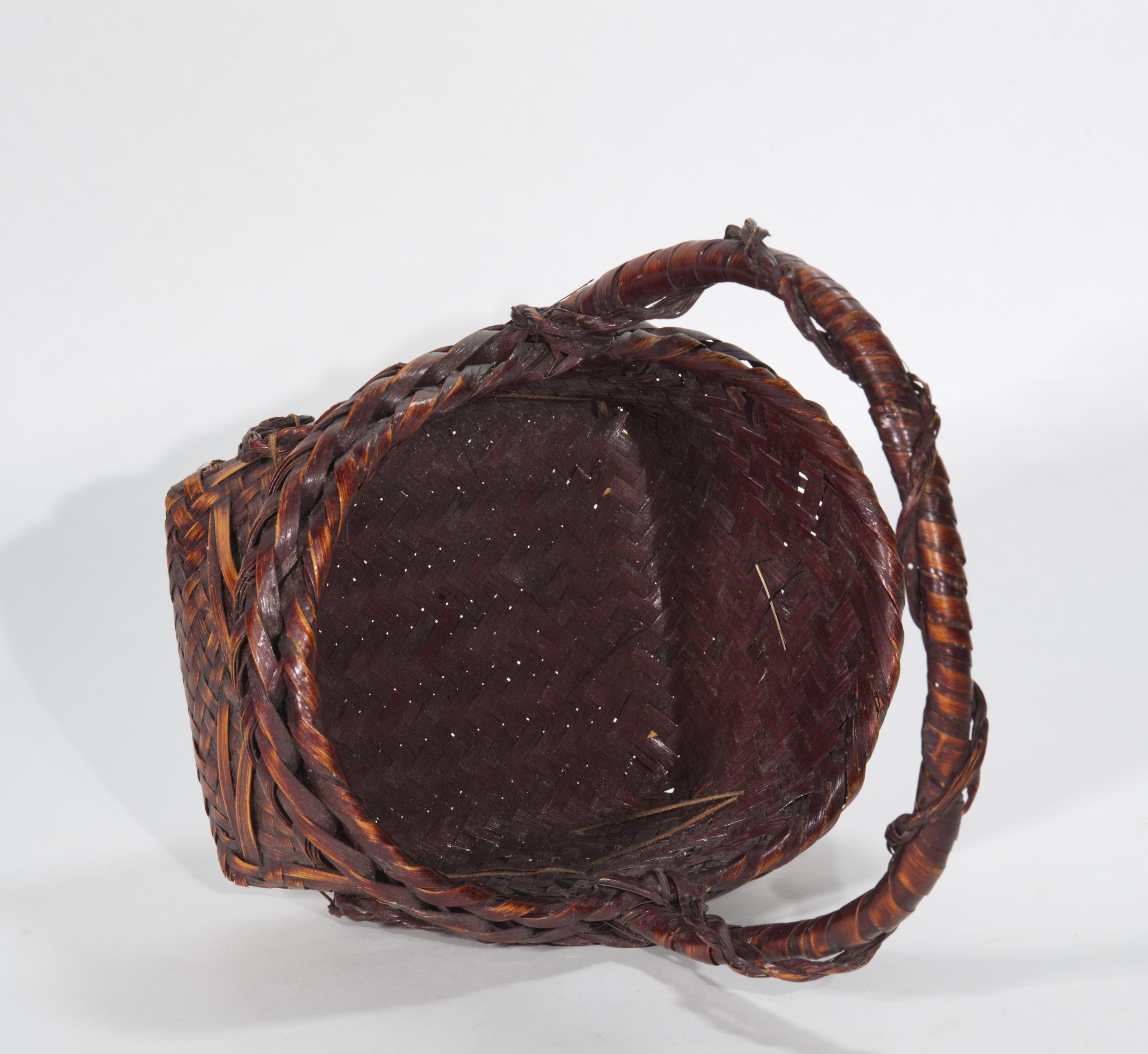 Japanese Susutake Bamboo Ikebana Basket with Textured Handle For Sale 4