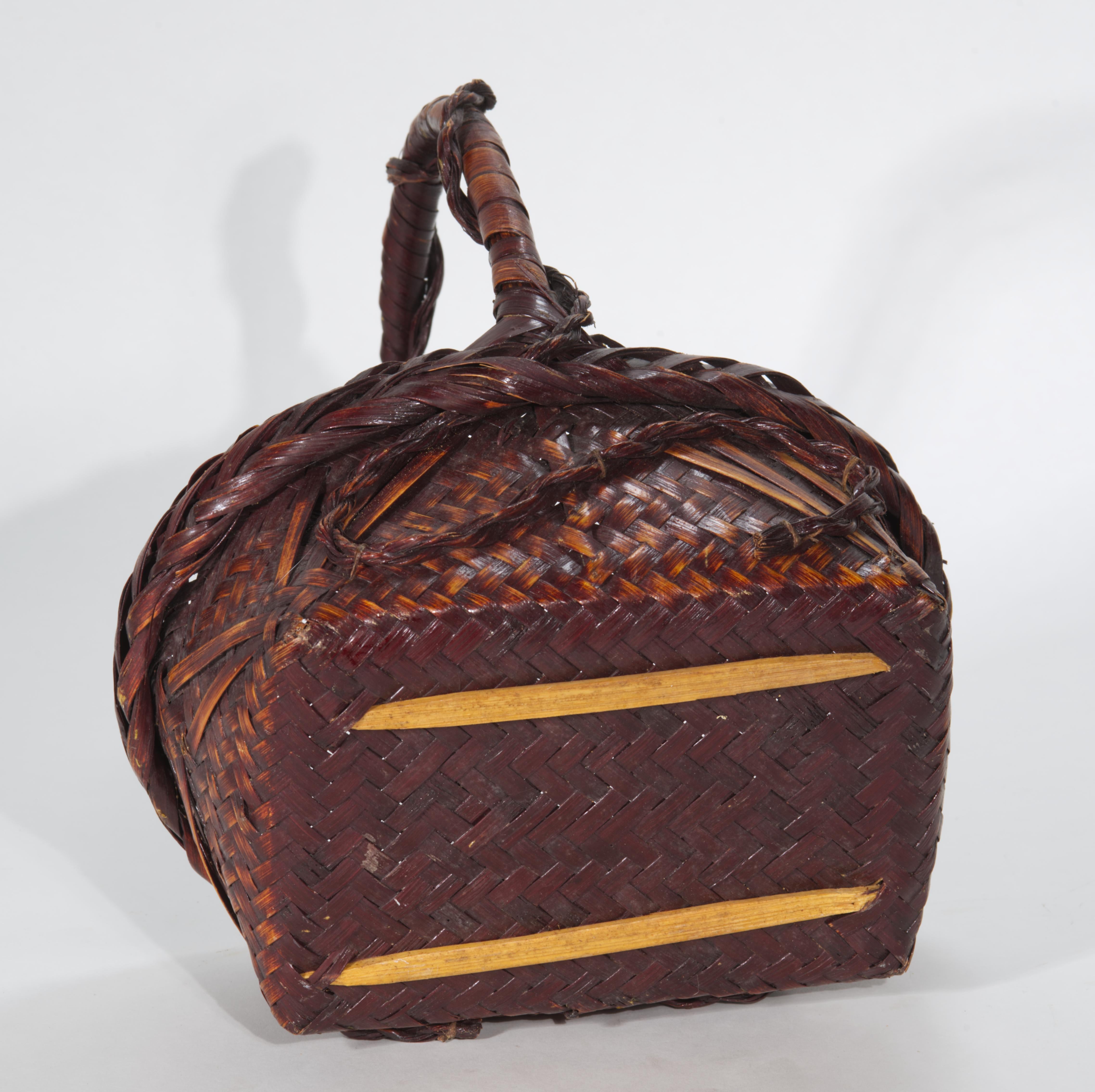 Japanese Susutake Bamboo Ikebana Basket with Textured Handle For Sale 5